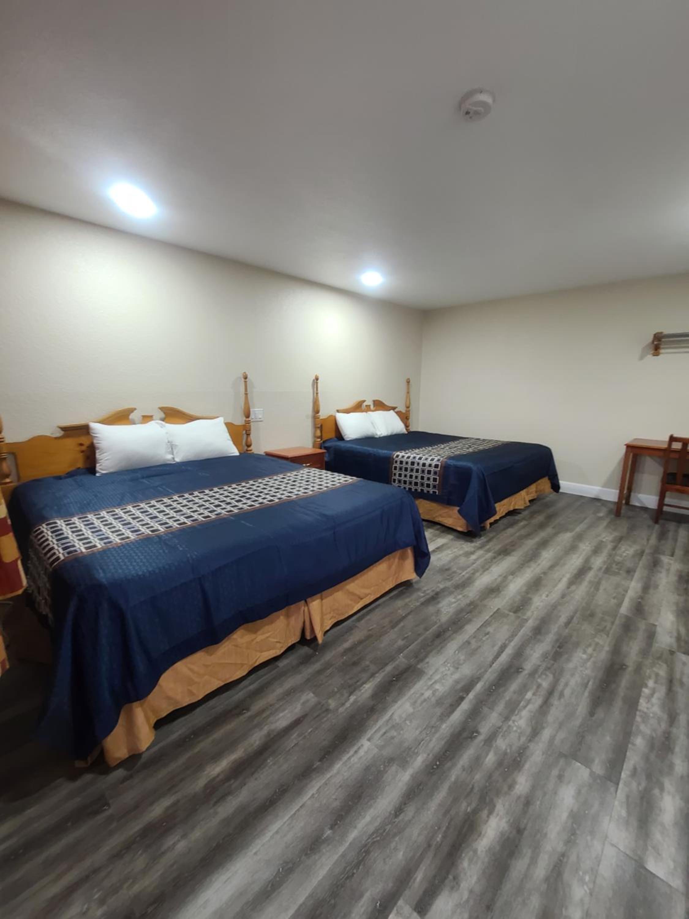 Queen Room with Two Queen Beds - Non-Smoking photo 2