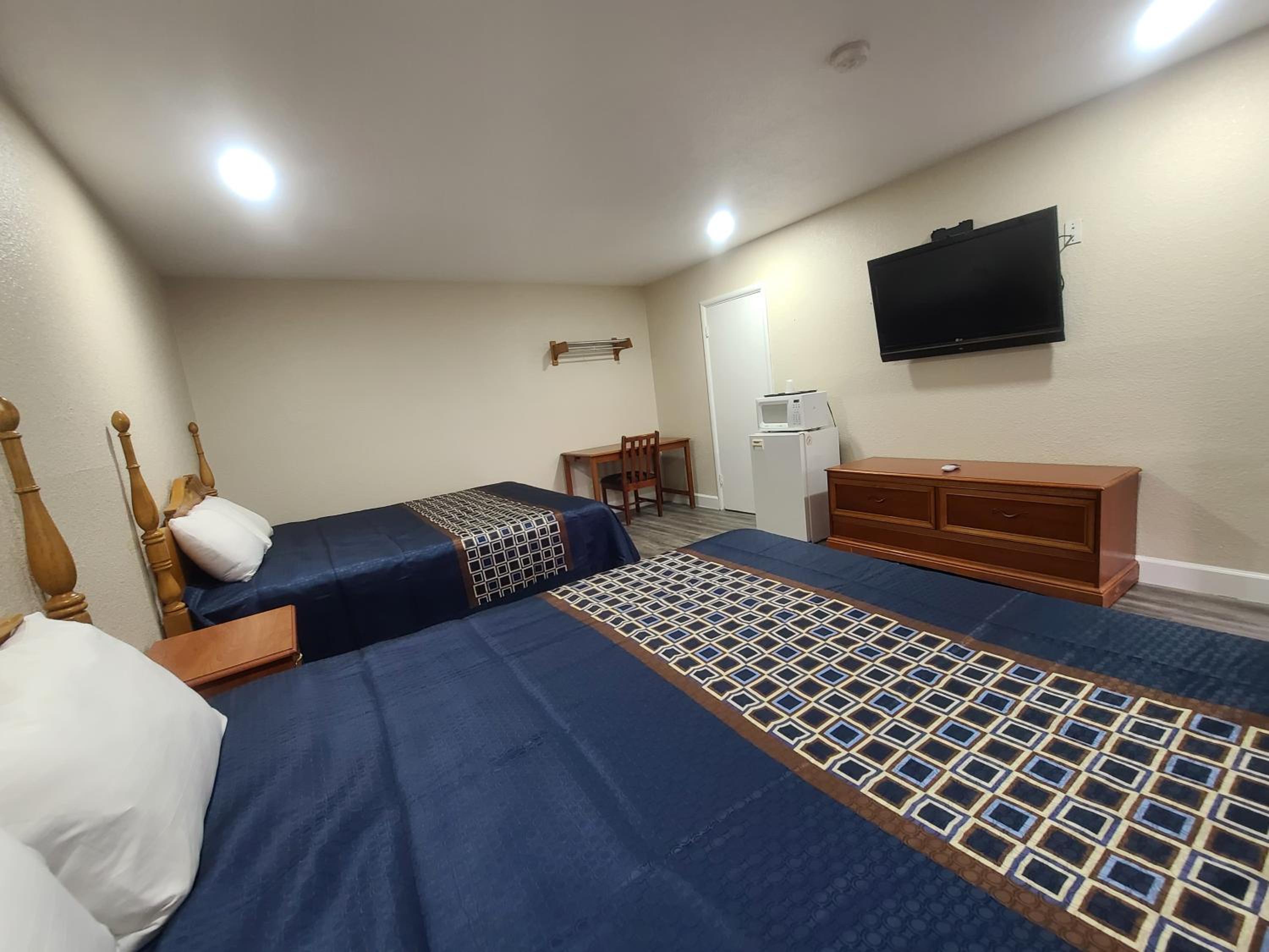 Queen Room with Two Queen Beds - Non-Smoking photo 3