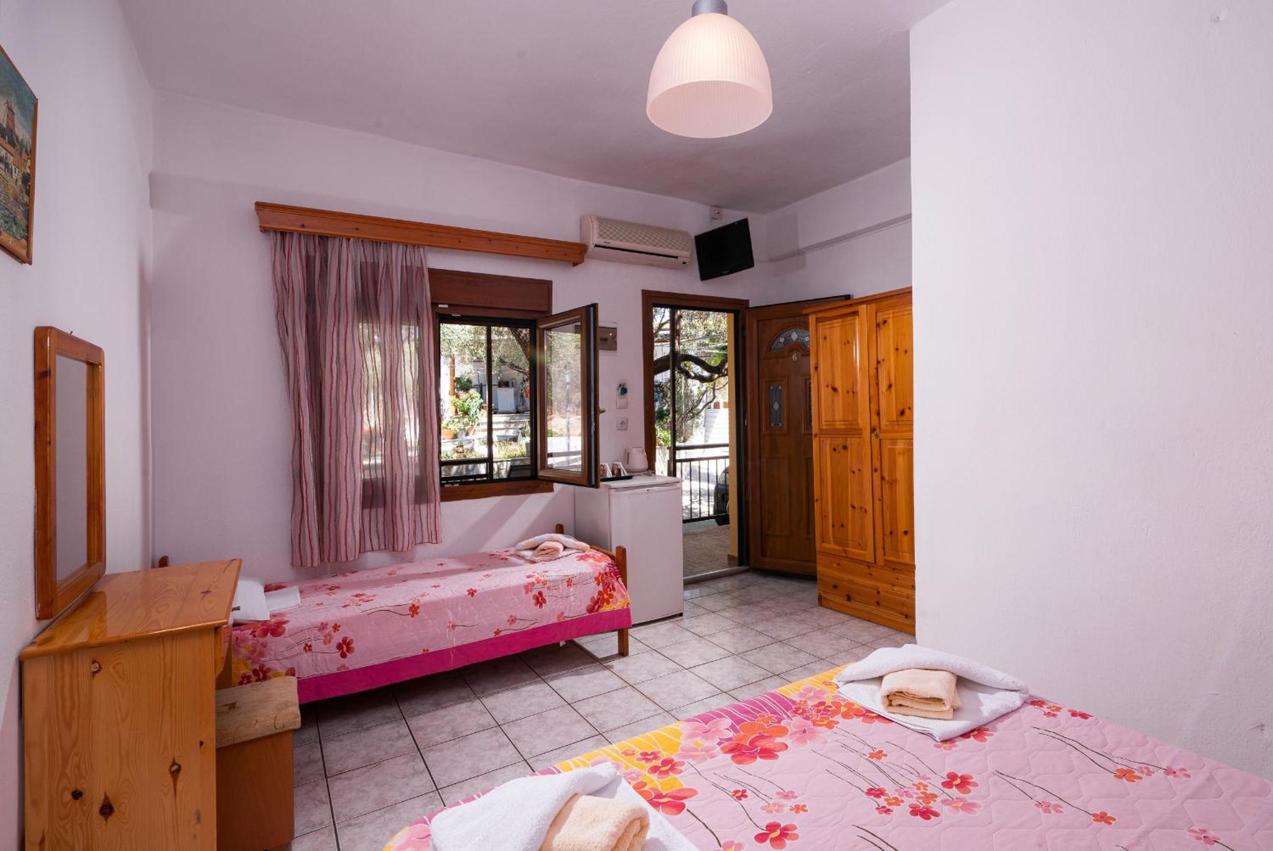 Basic Triple Room photo 1