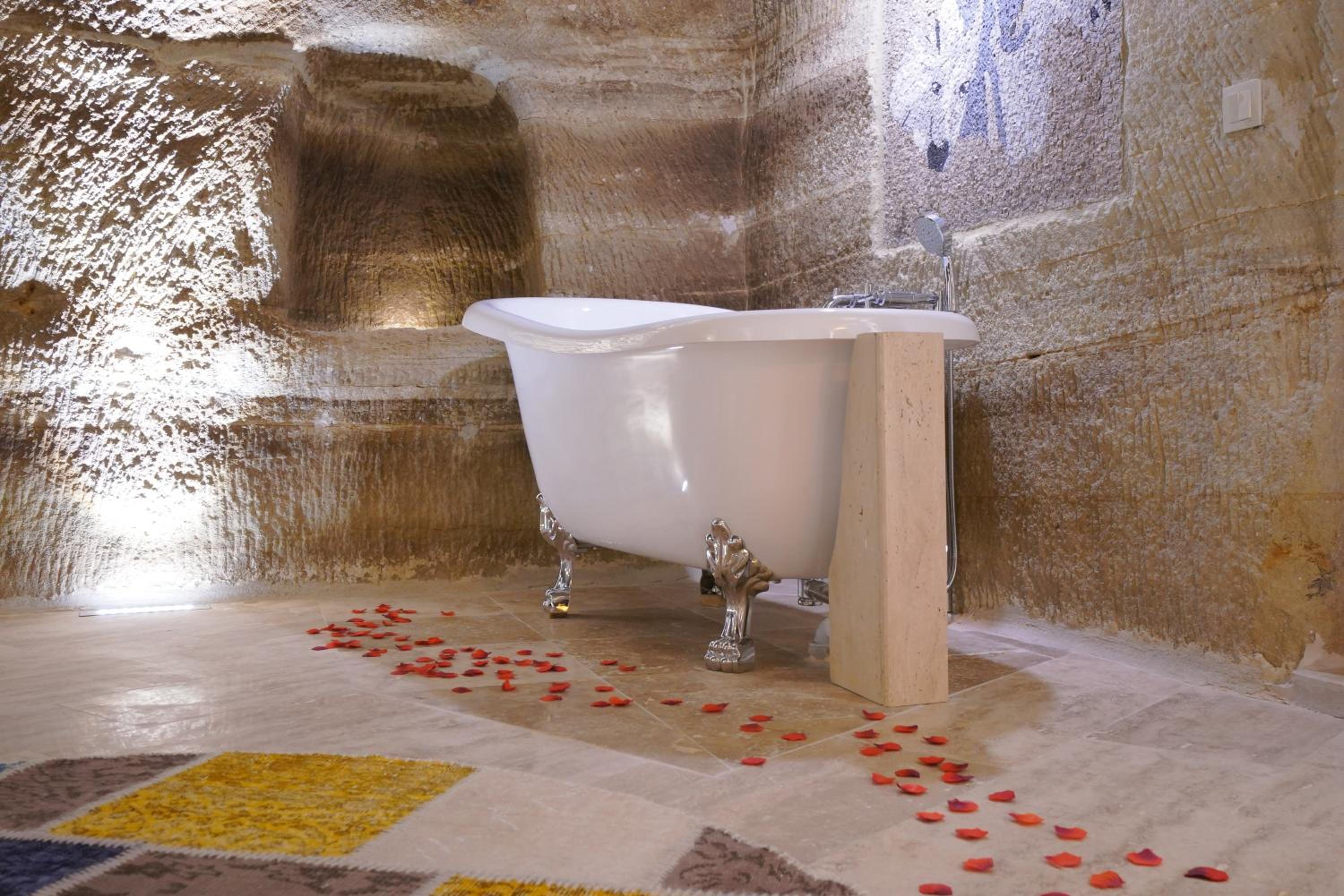 Honeymoon Cave Suite - Photo 25