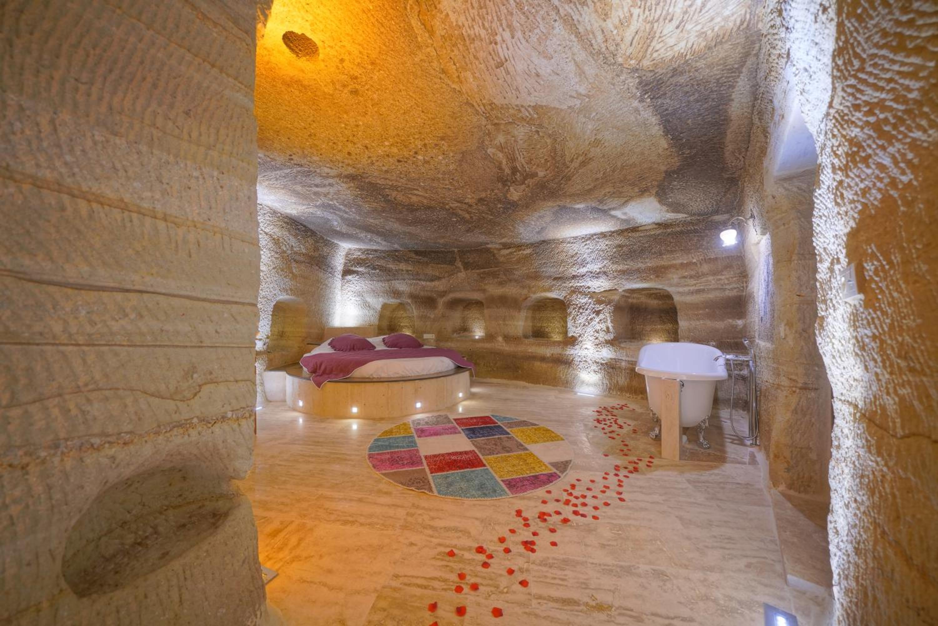 Honeymoon Cave Suite - Photo 24