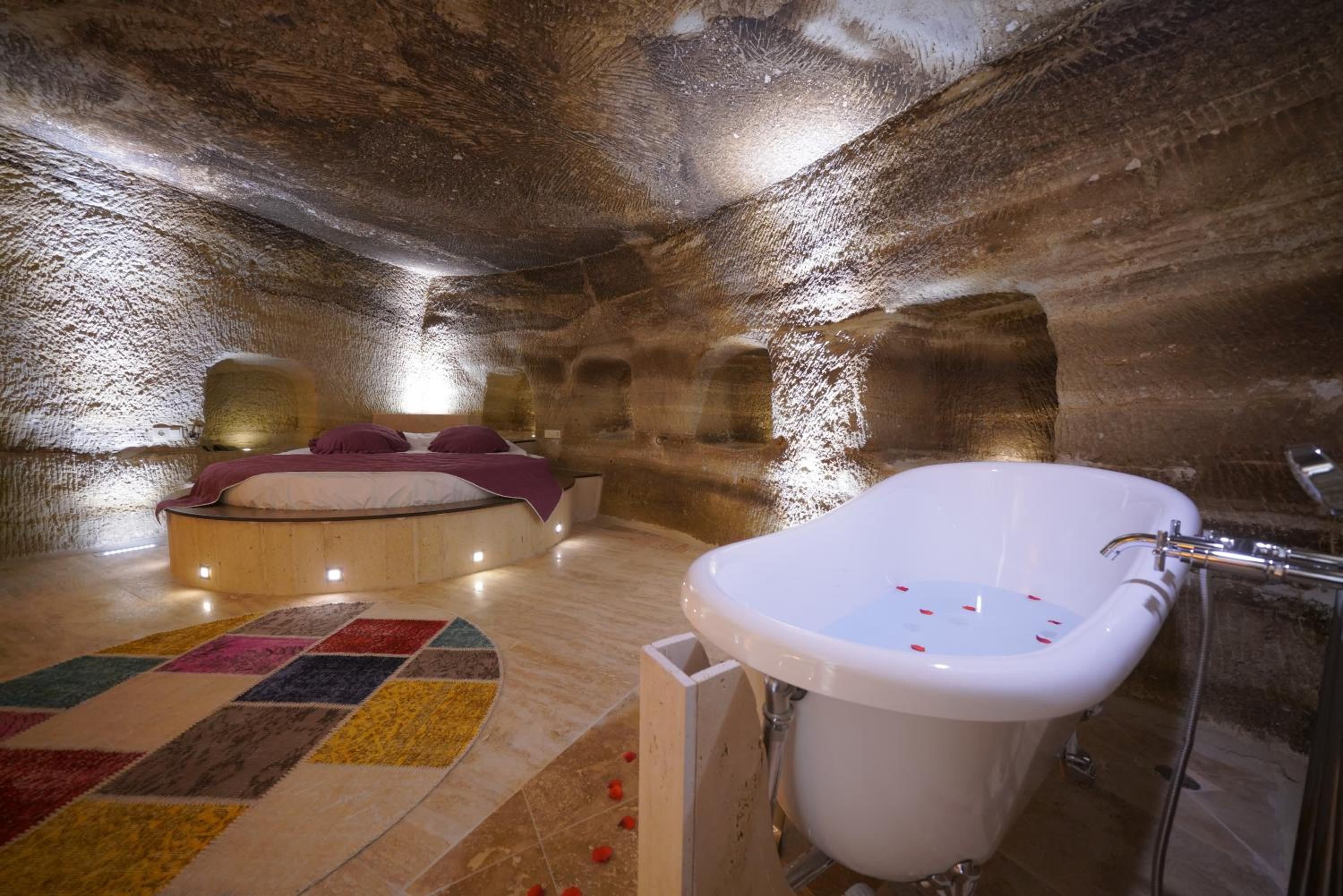 Honeymoon Cave Suite - Photo 23