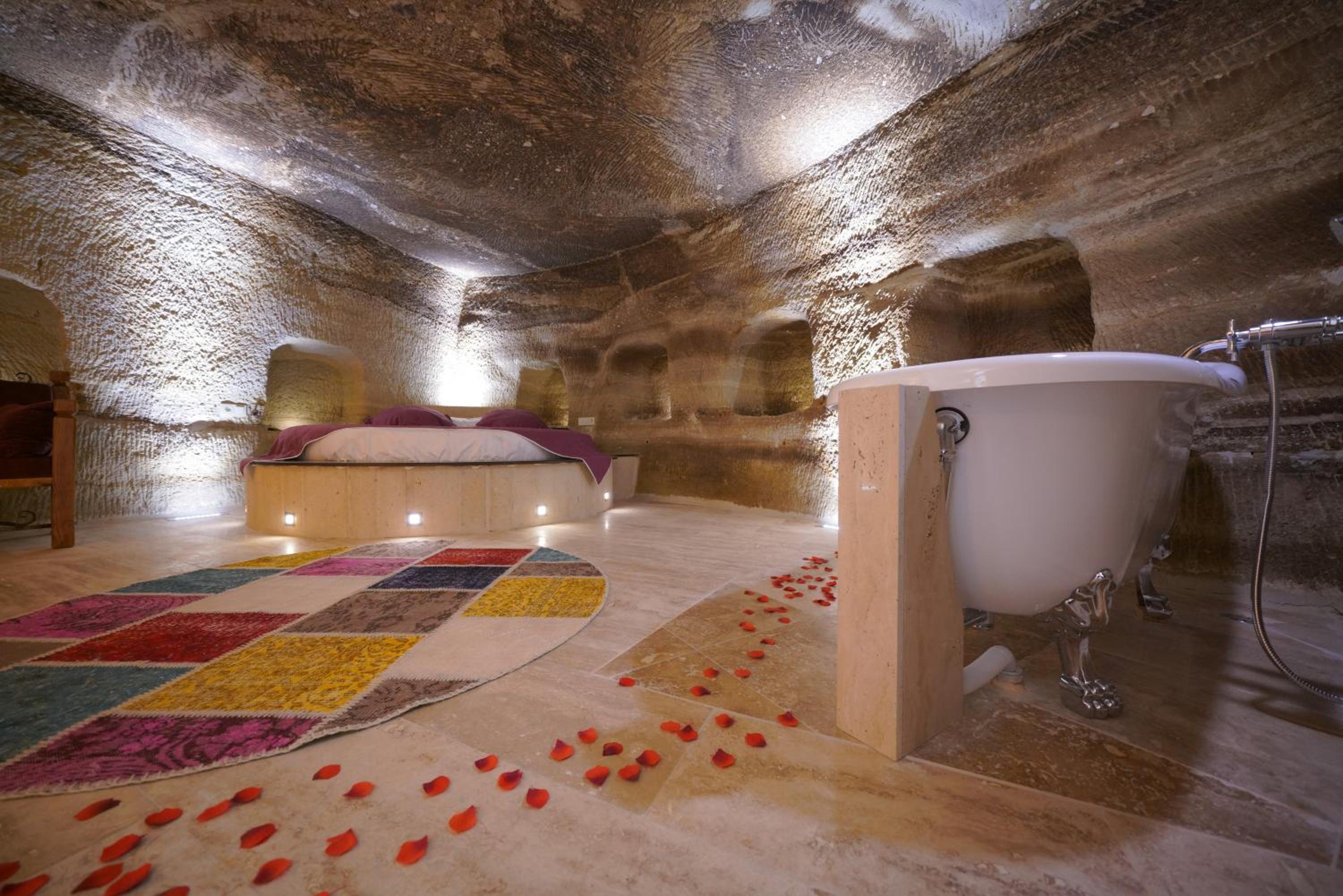 Honeymoon Cave Suite - Photo 18