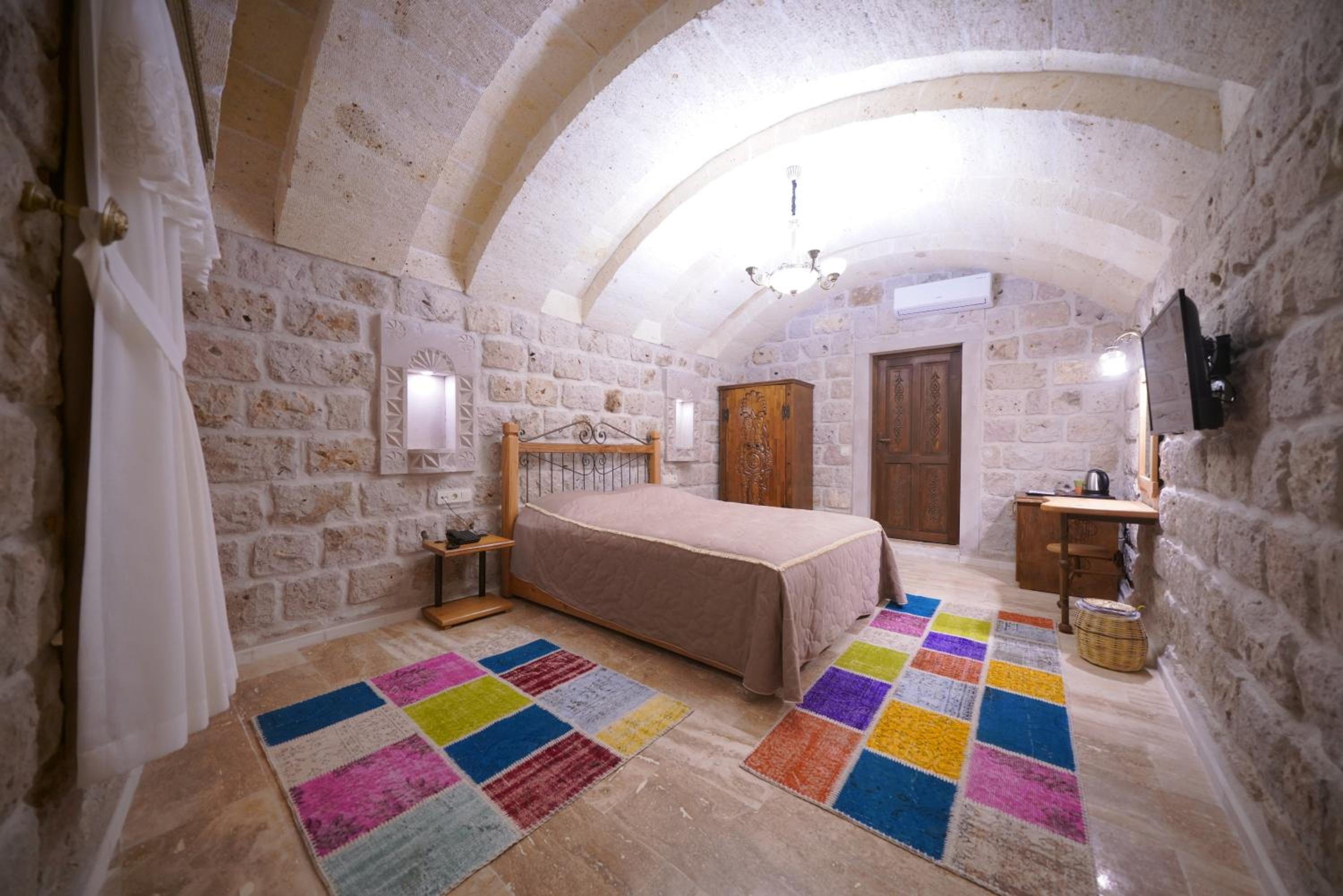Superior Arch Room - Photo 1