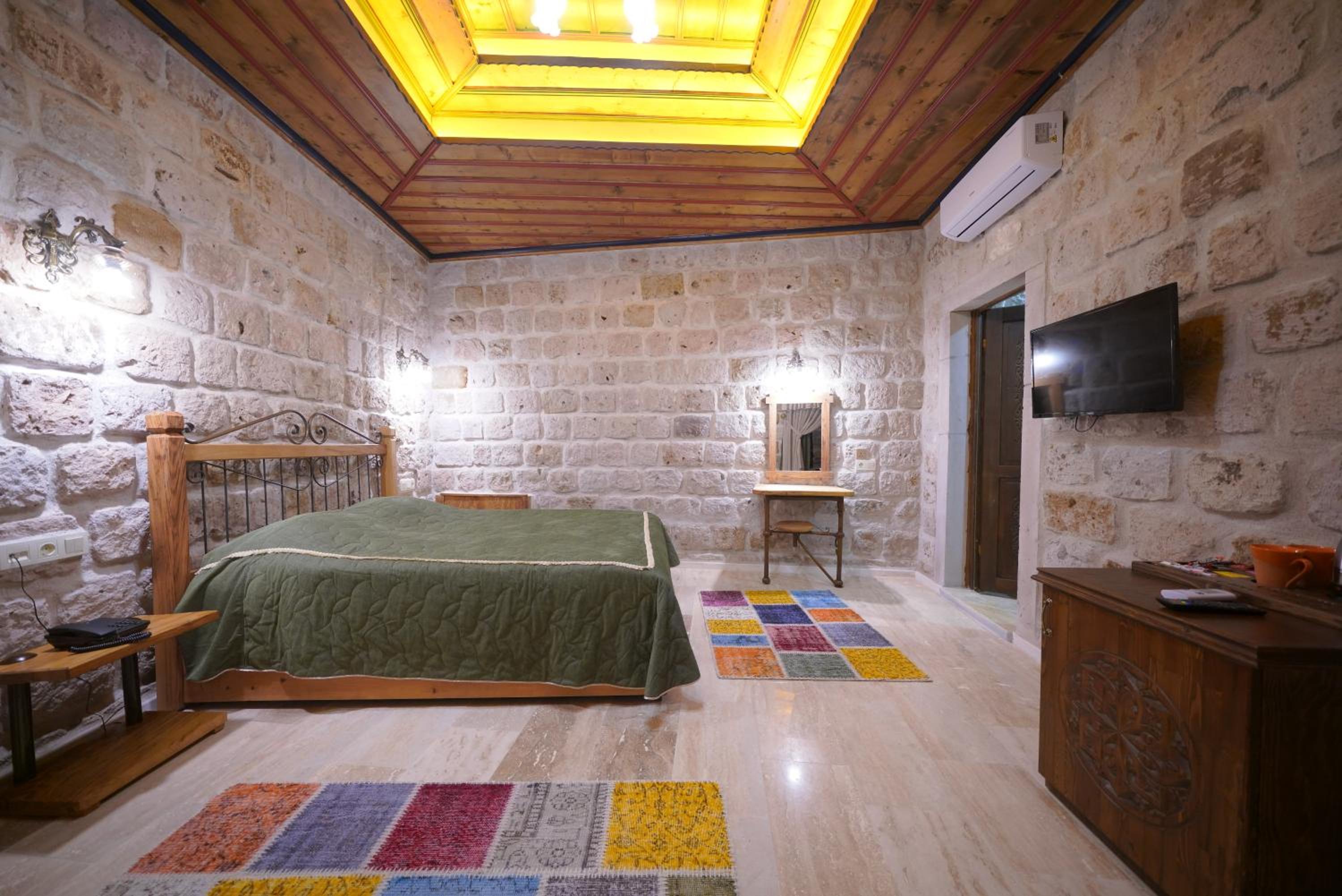 Large Double Room - Photo 1