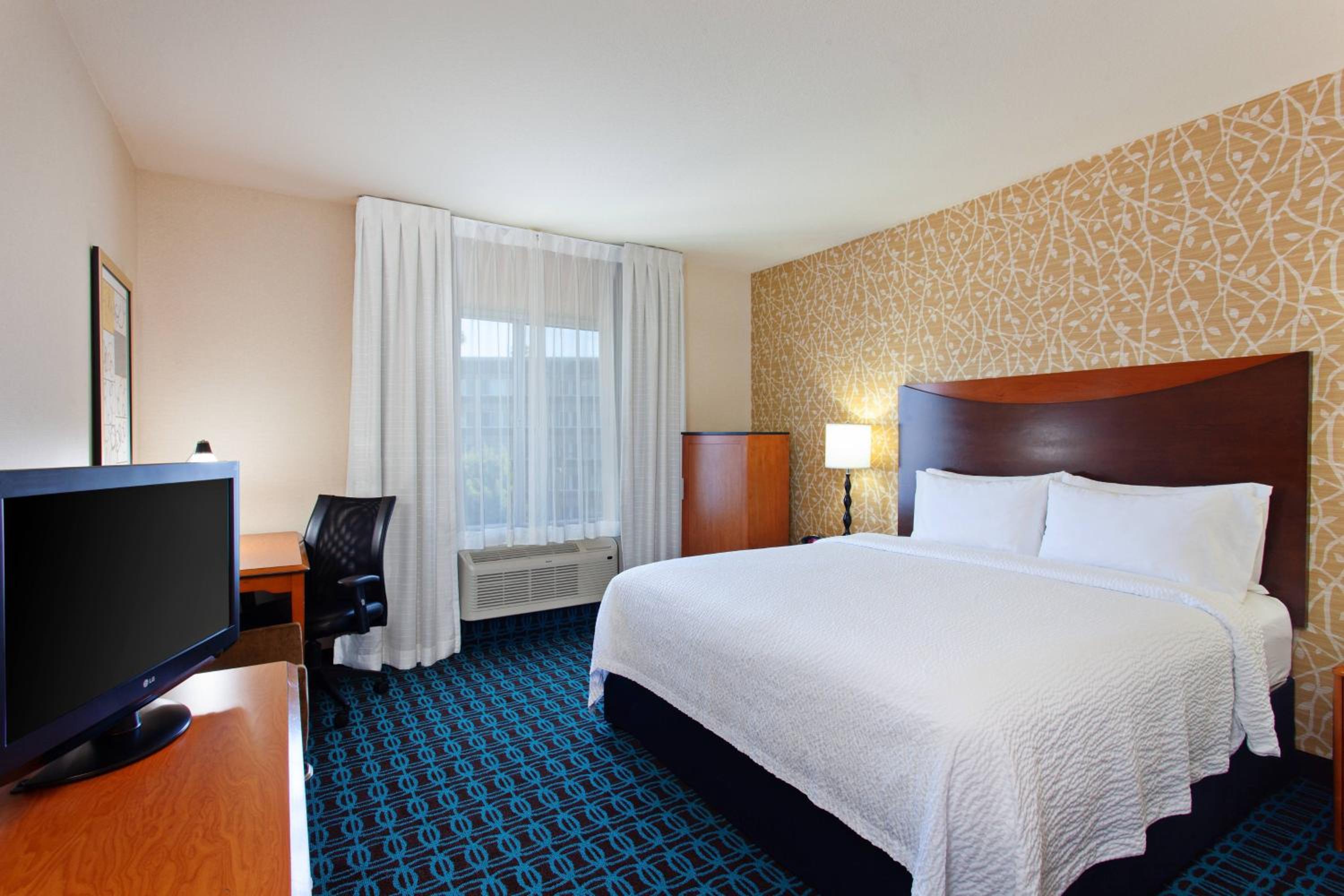 King Room with Bathtub - Mobility Access/Hearing Accessible
