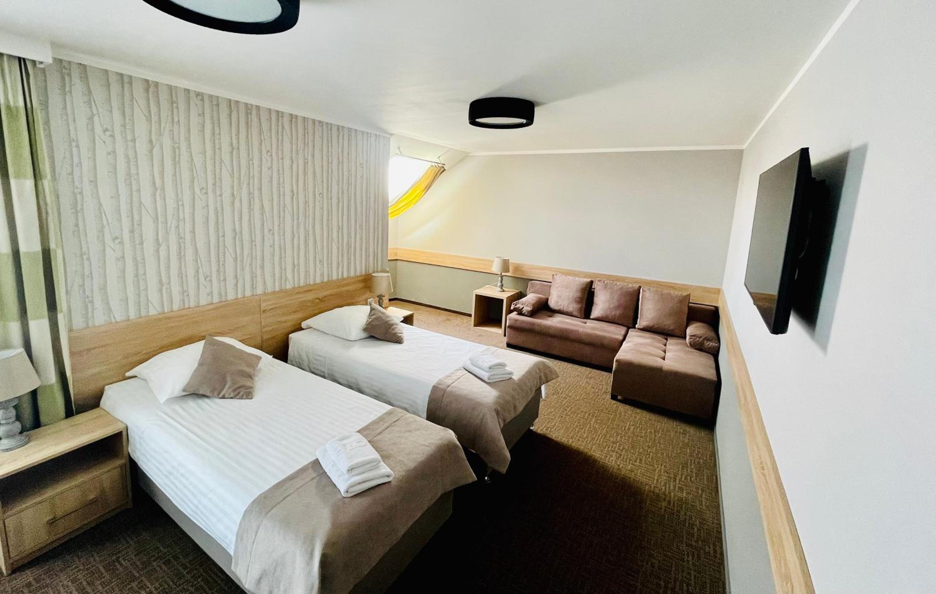 Deluxe Room with Balcony - Photo 7