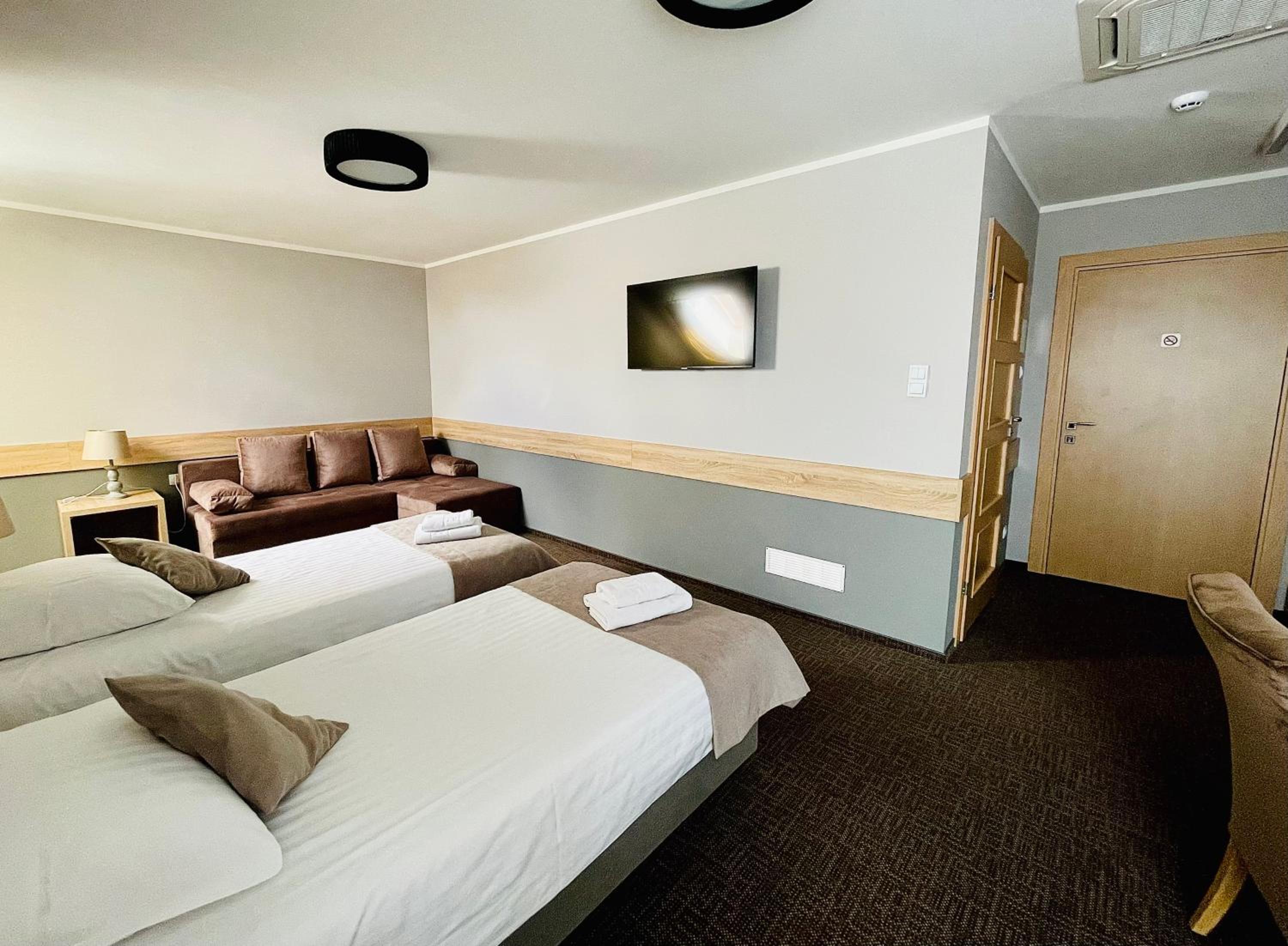 Deluxe Room with Balcony - Photo 8