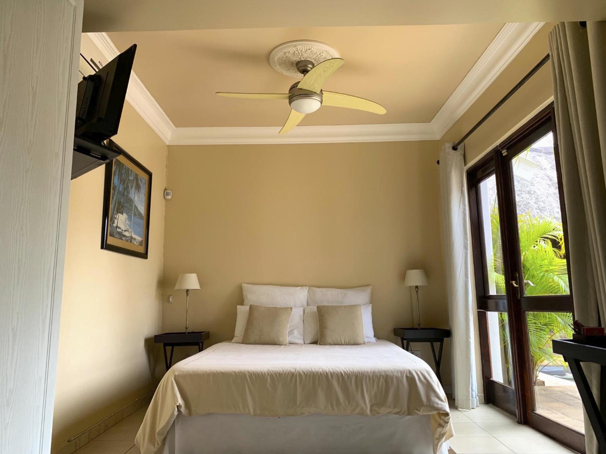 Queen Room with Pool View - Photo 4