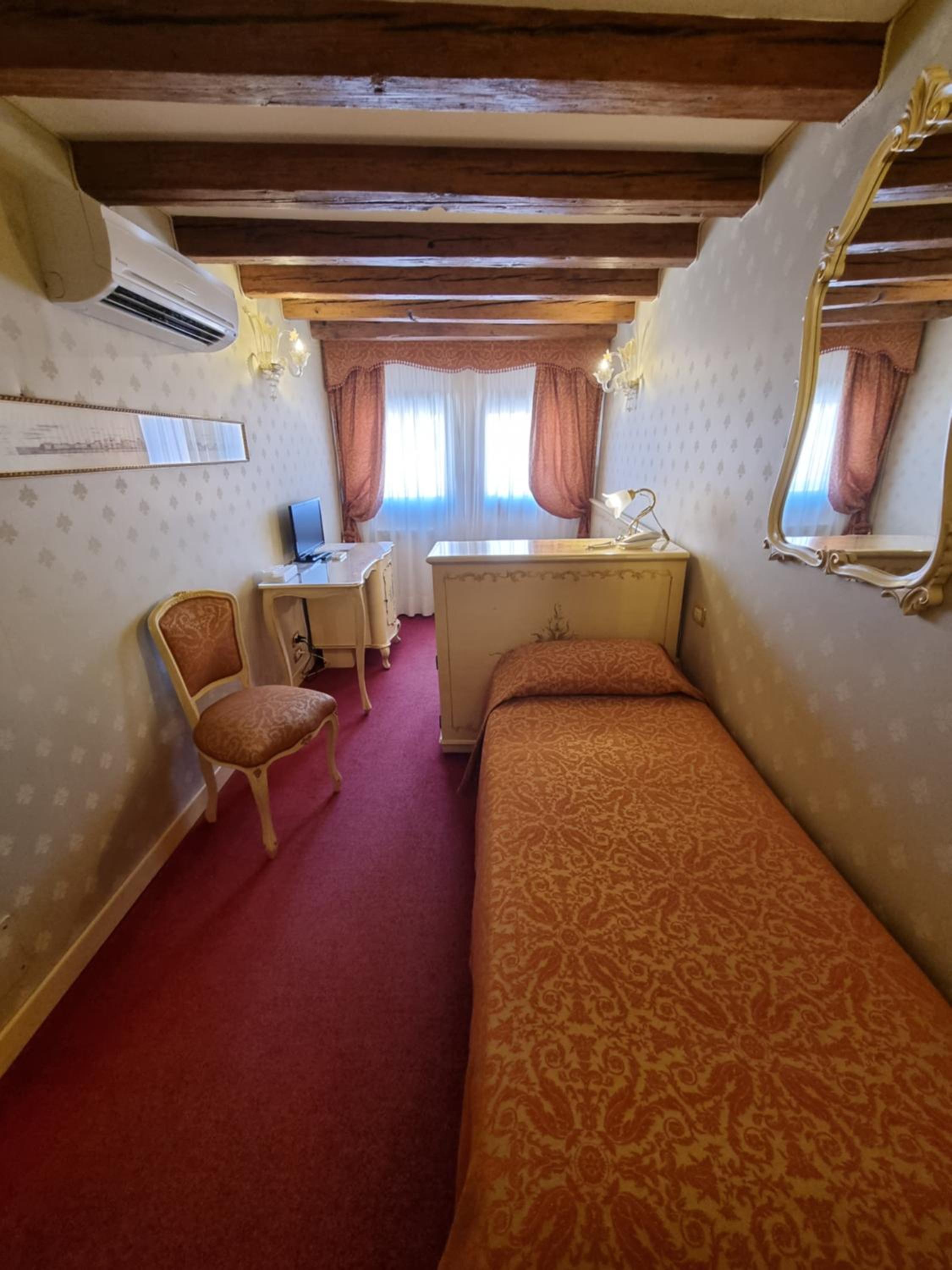 Budget Twin Room photo 3