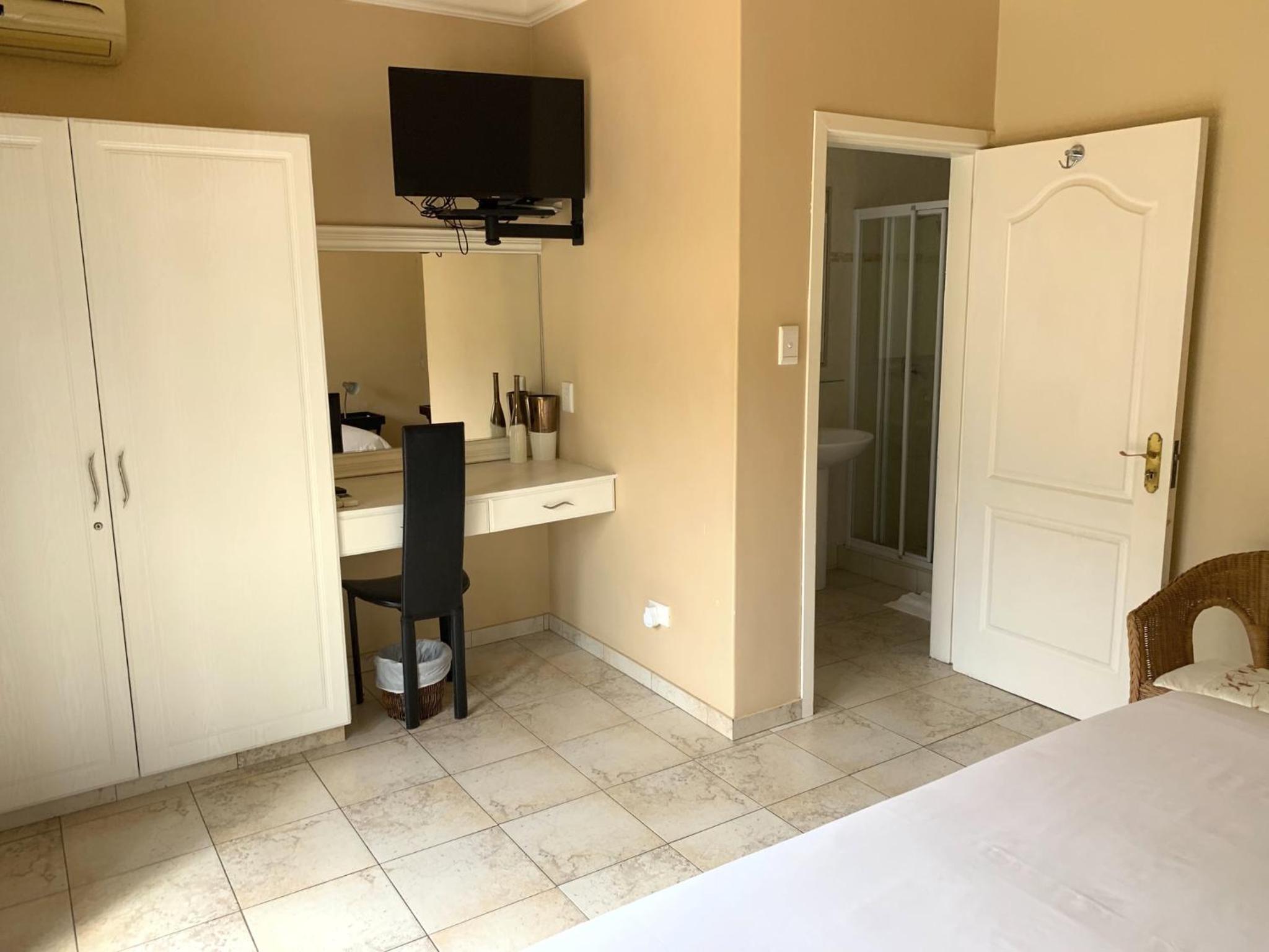 Deluxe Double Room with Shower - Photo 4