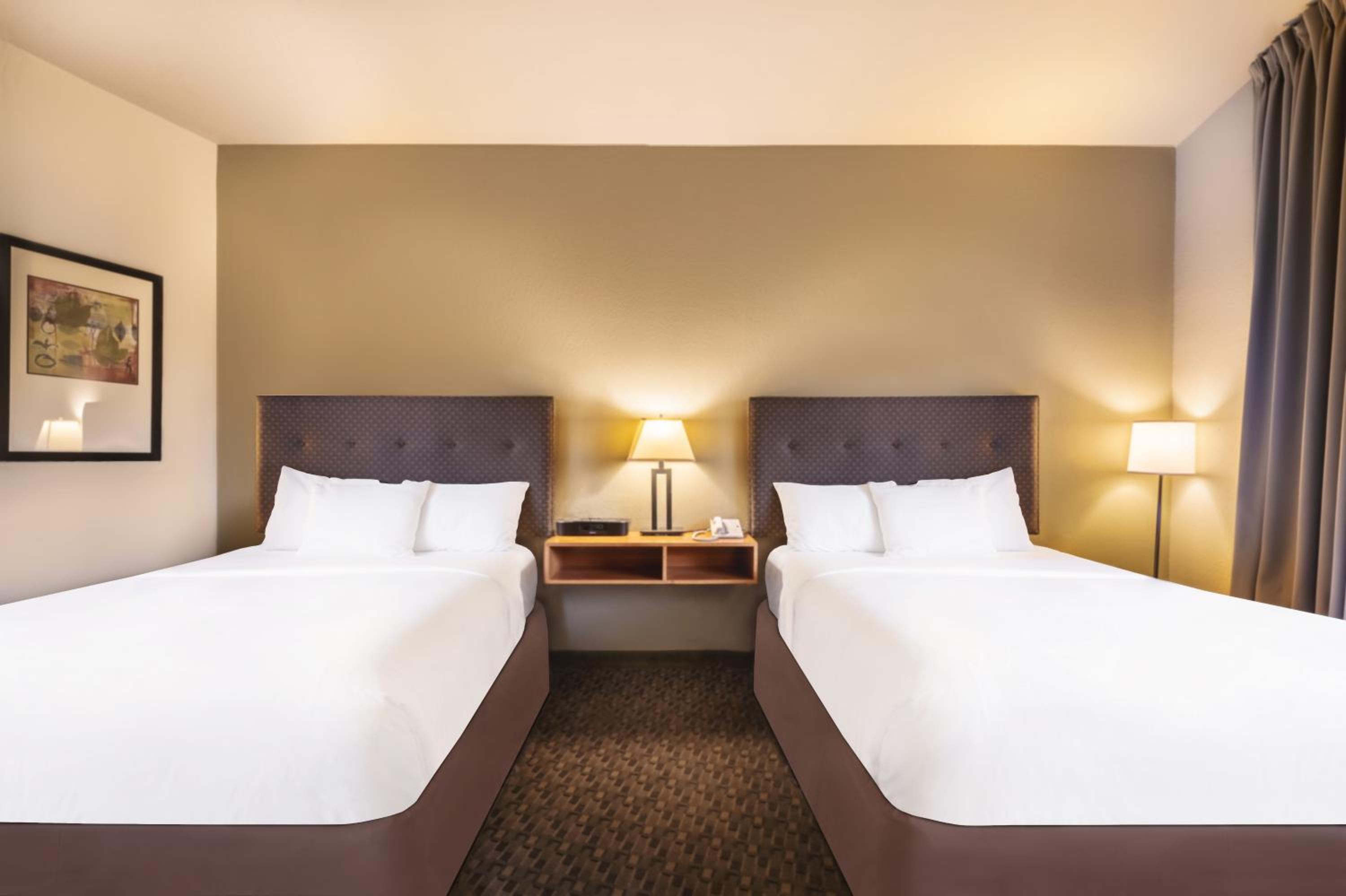 Queen Room with Two Queen Beds - Non-Smoking - Photo 1