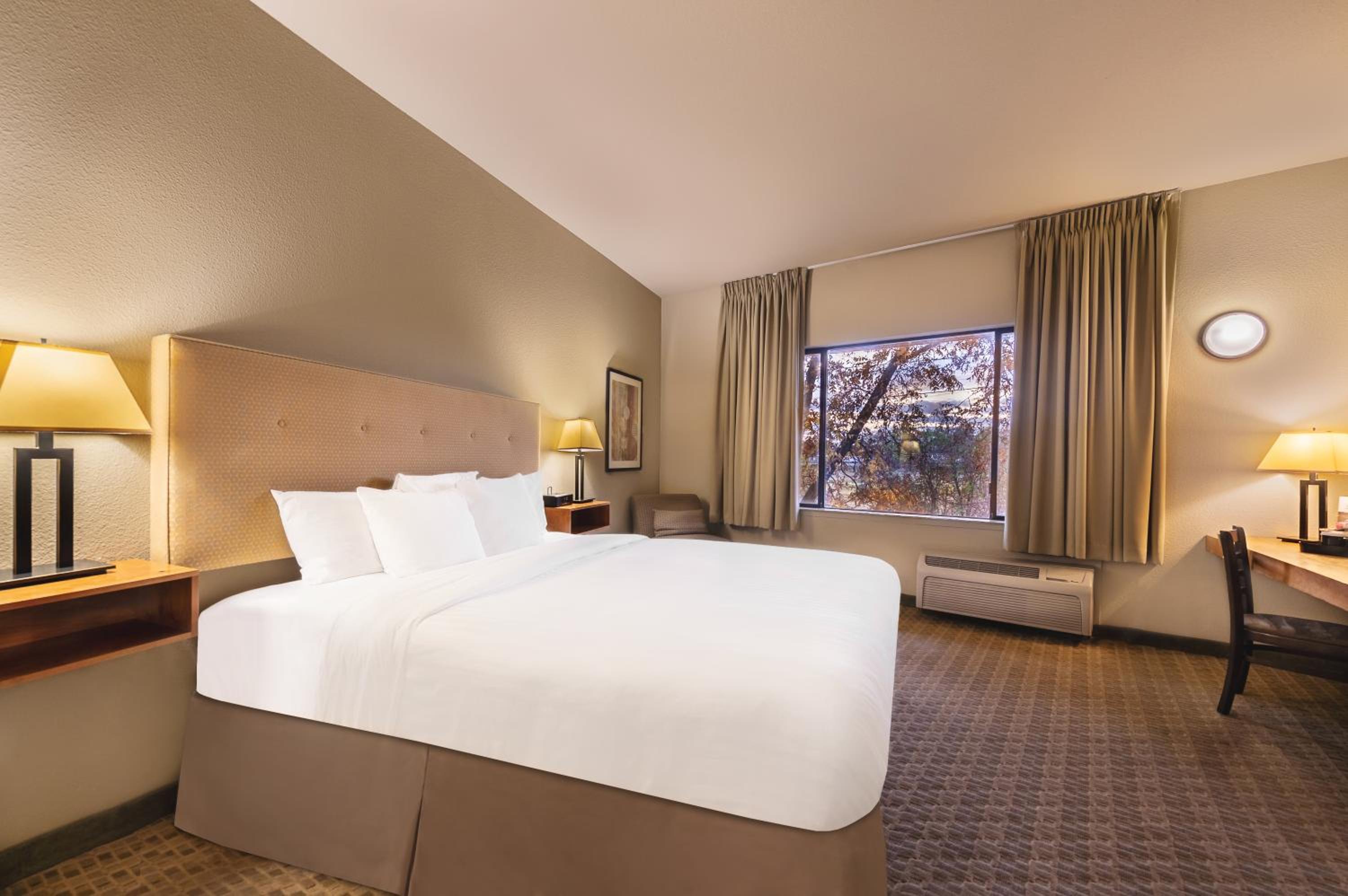 King Room with Lagoon View - Non-Smoking - Photo 1
