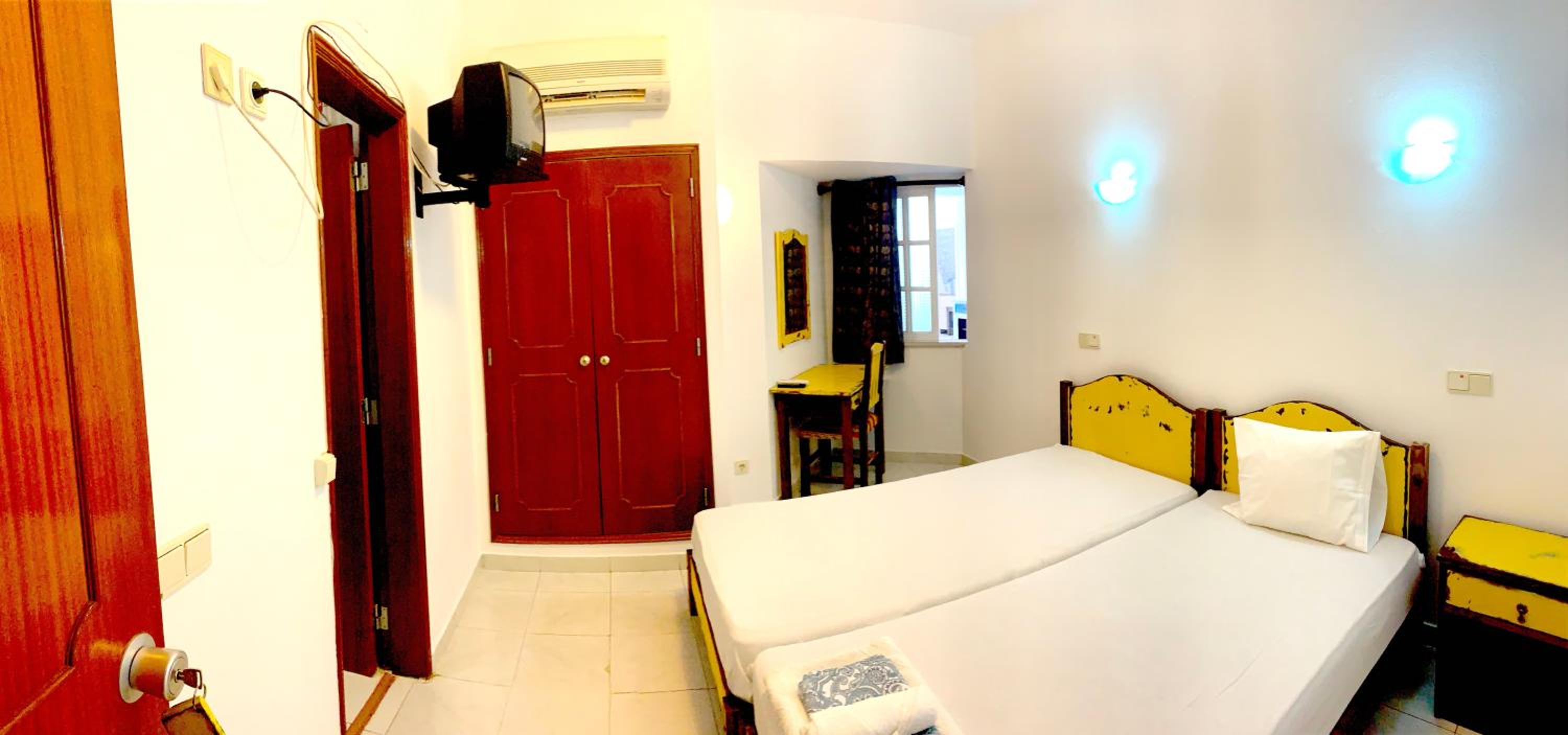 Double or Twin Room with Bathroom - Photo 4