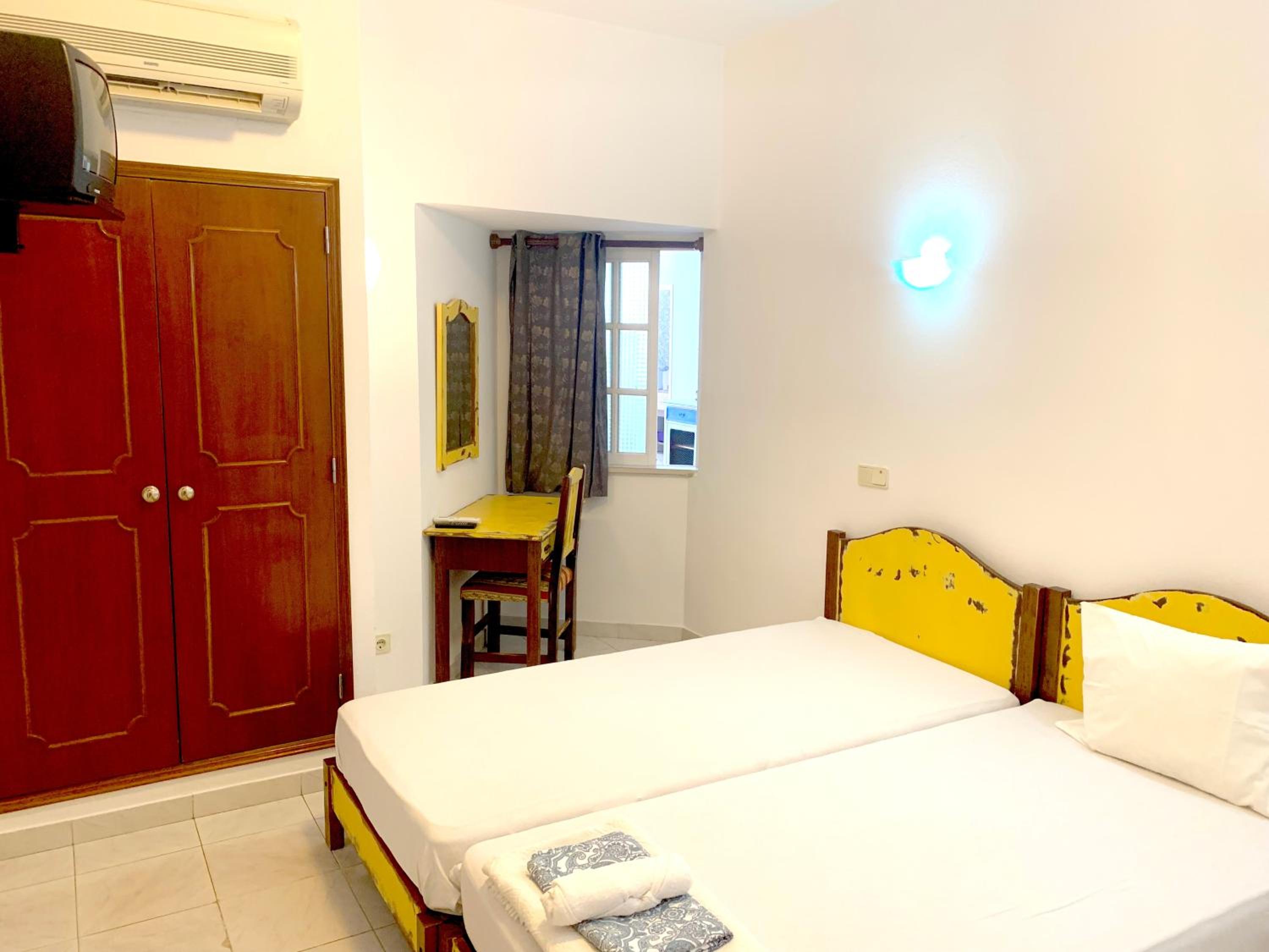 Double or Twin Room with Bathroom - Photo 5