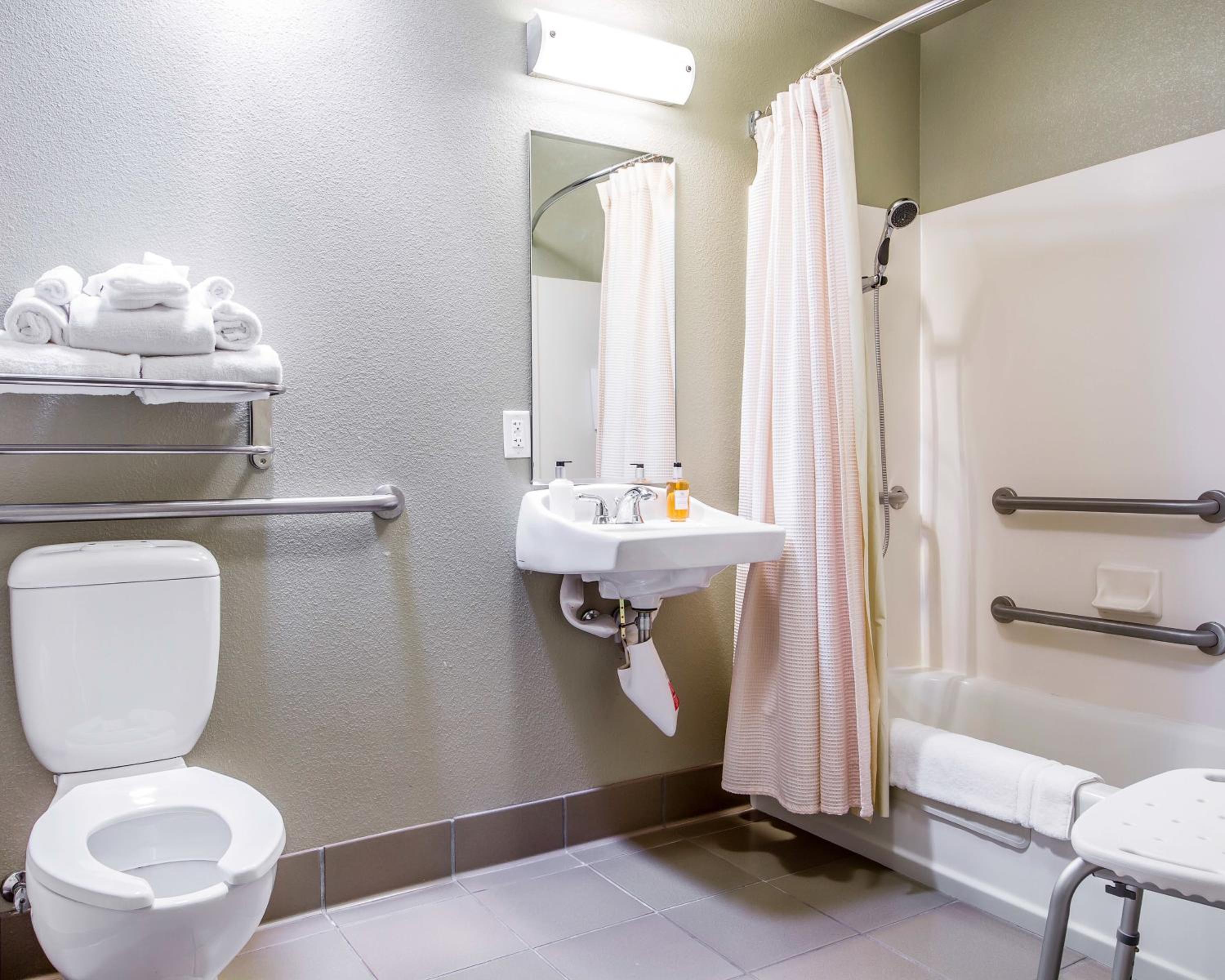 King Room with Wheelchair Accessible - Accessible/Non-Smoking - Photo 3