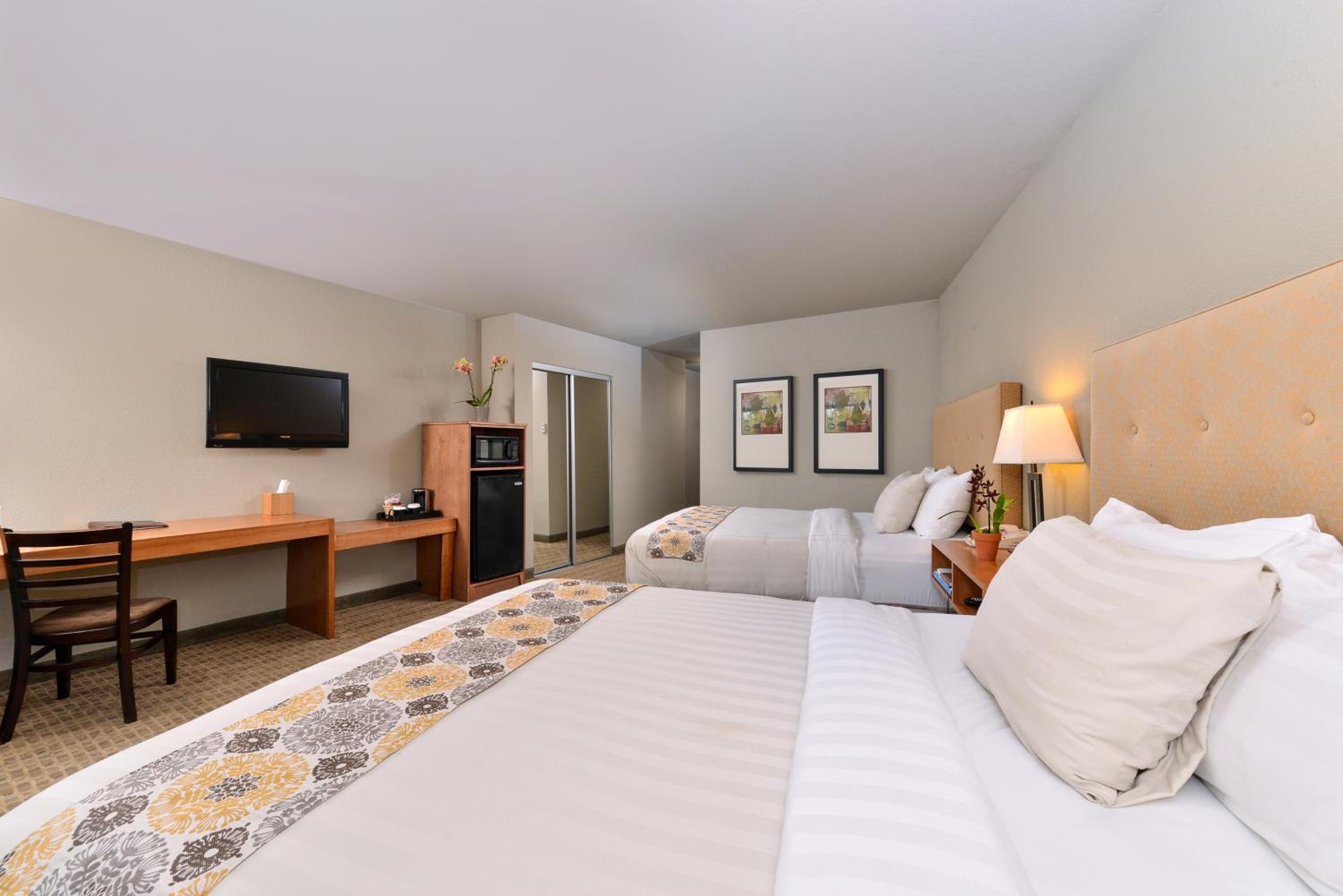 Queen Room with Two Queen Beds - Non-Smoking - Photo 3