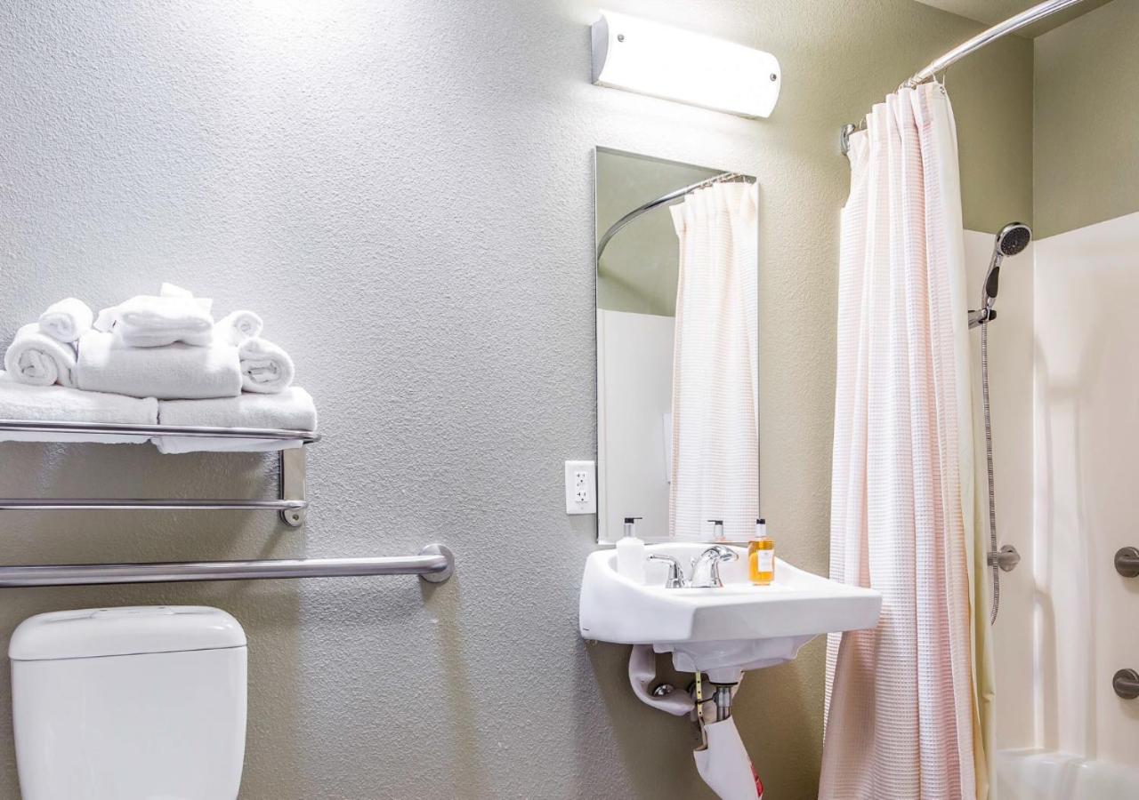 King Room with Roll-In Shower - Accessible/Non-Smoking - Photo 4