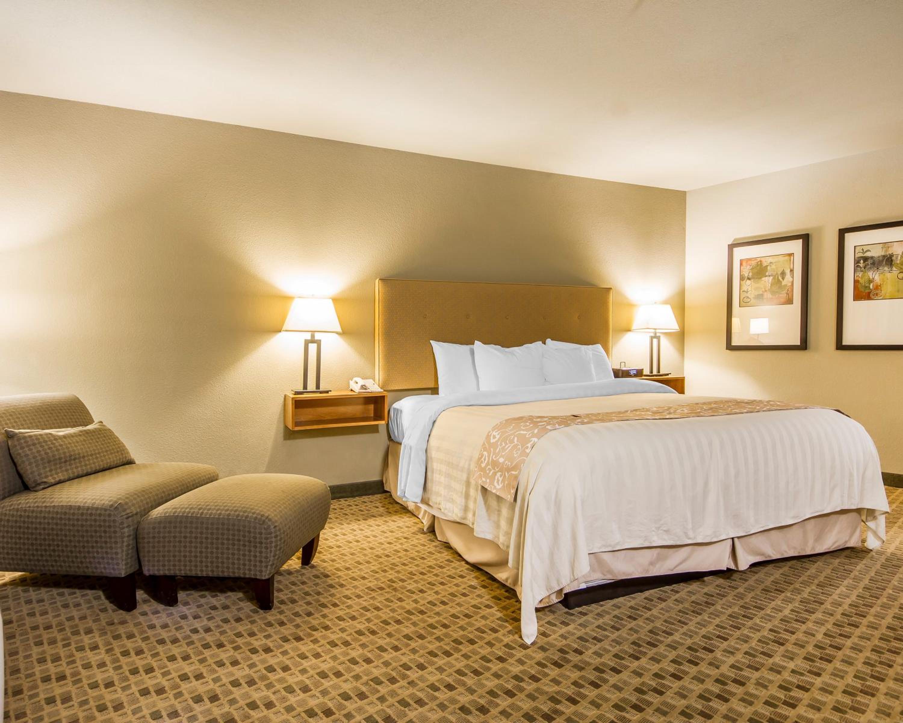 King Room with Wheelchair Accessible - Accessible/Non-Smoking - Photo 2