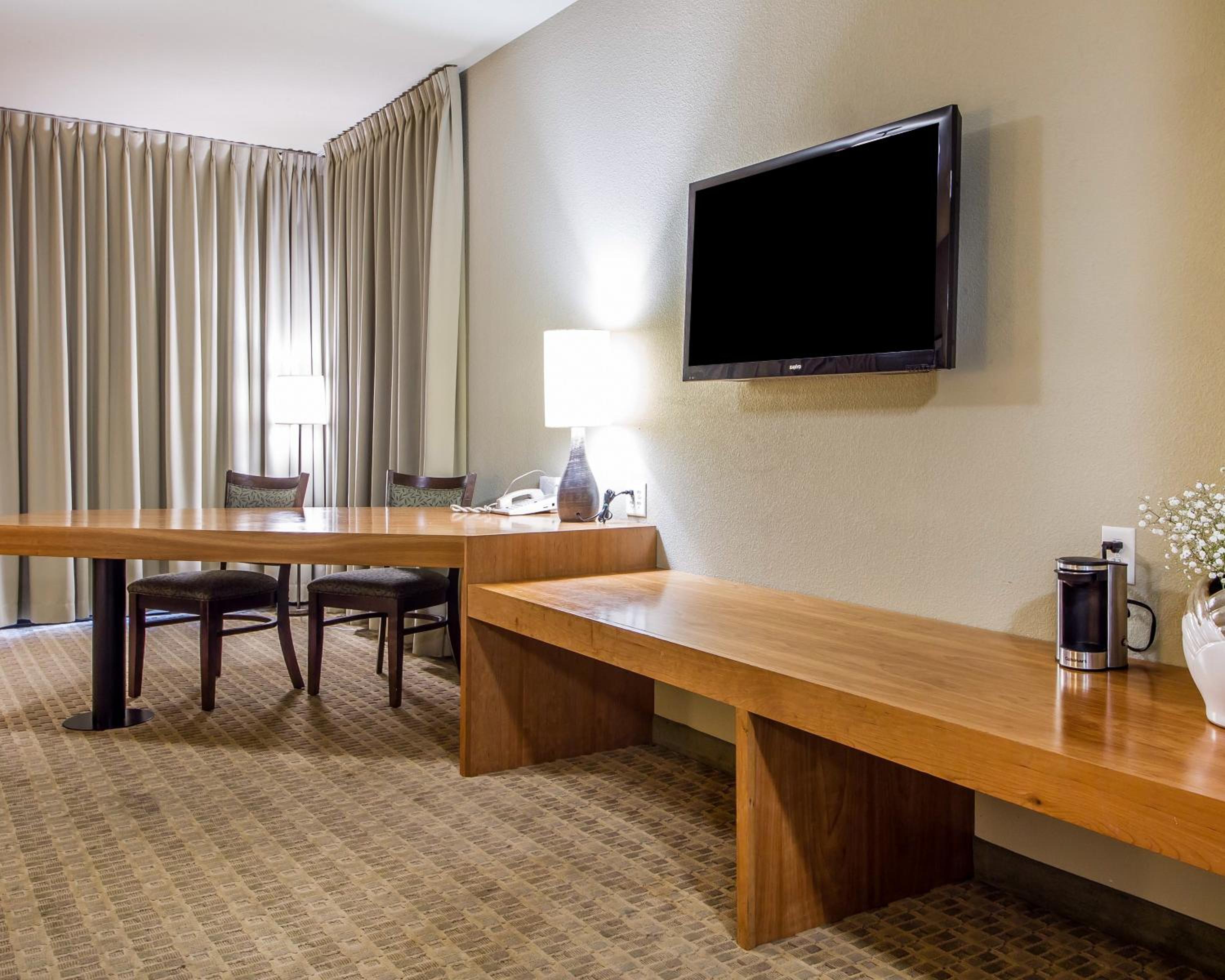 Deluxe King Room - Non-Smoking - Photo 3