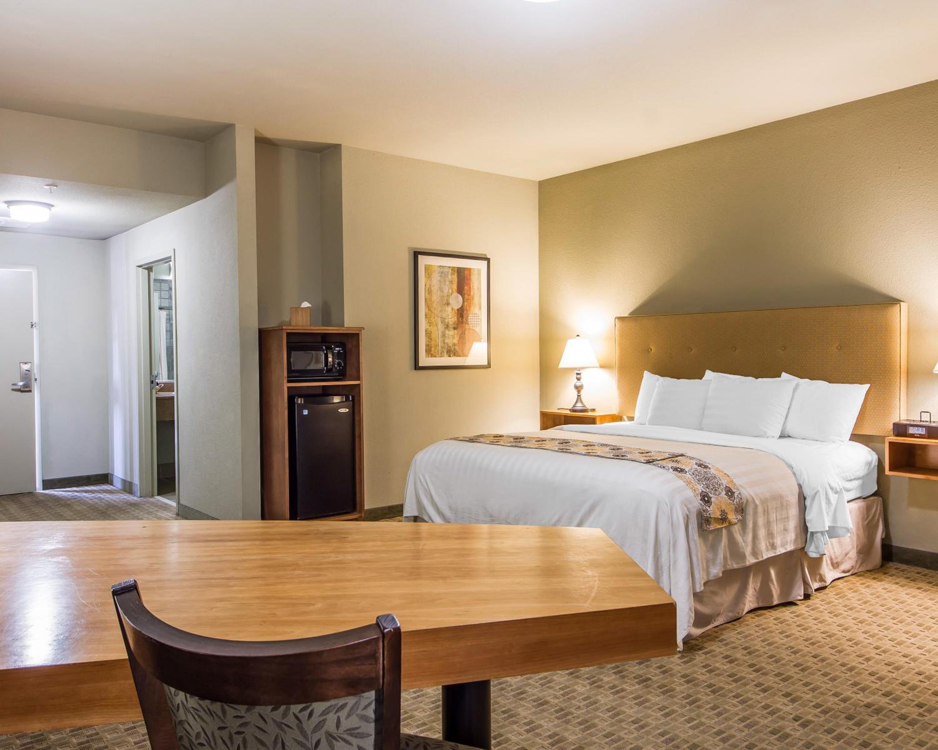 Deluxe King Room - Non-Smoking - Photo 4