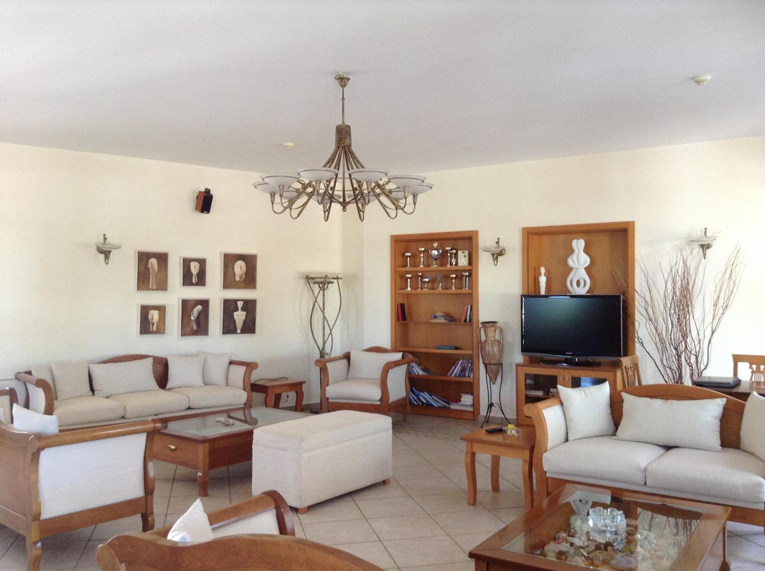 Family Room - Photo 5
