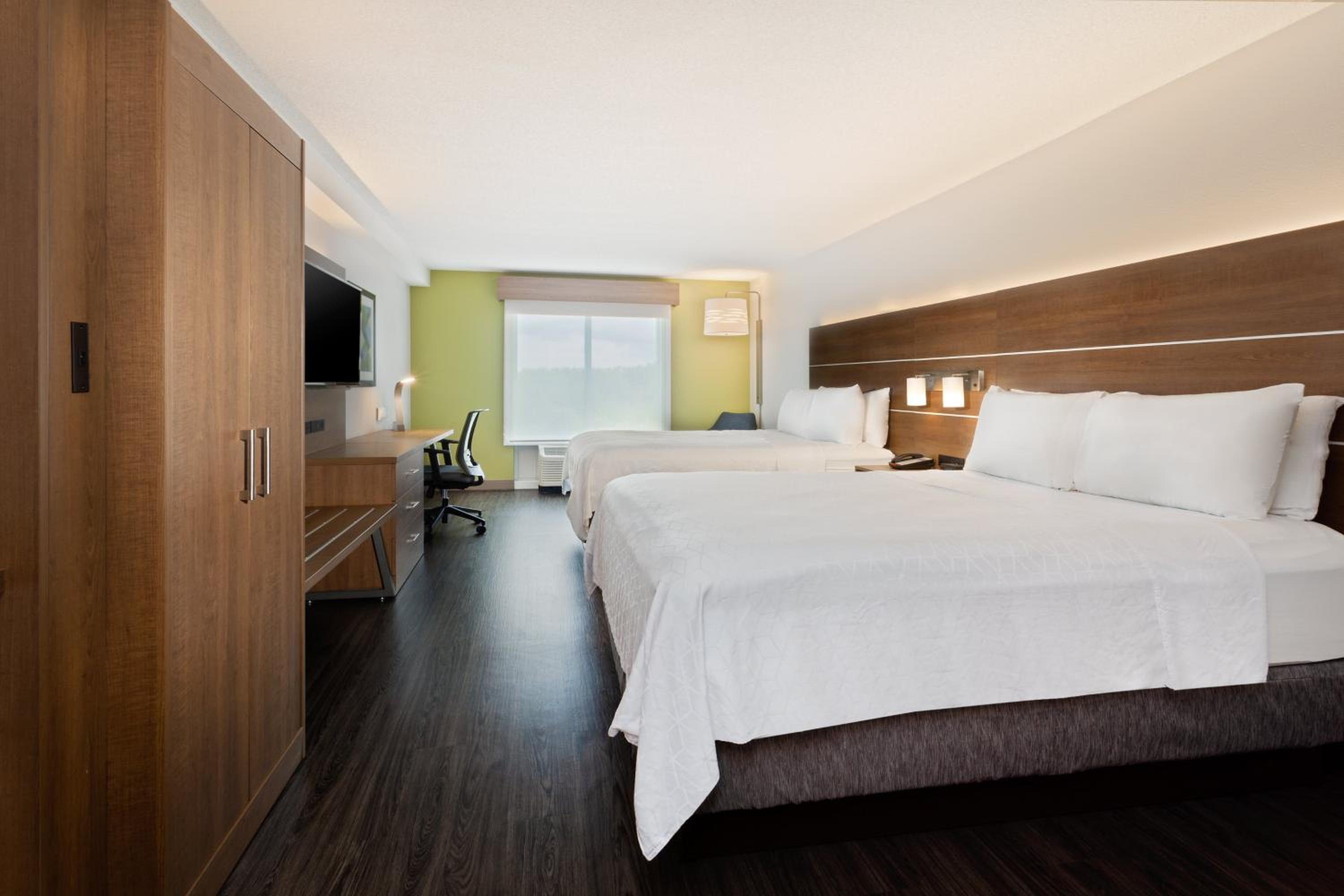 Standard Queen Room with Two Queen Beds and Bath/Shower - Photo 2
