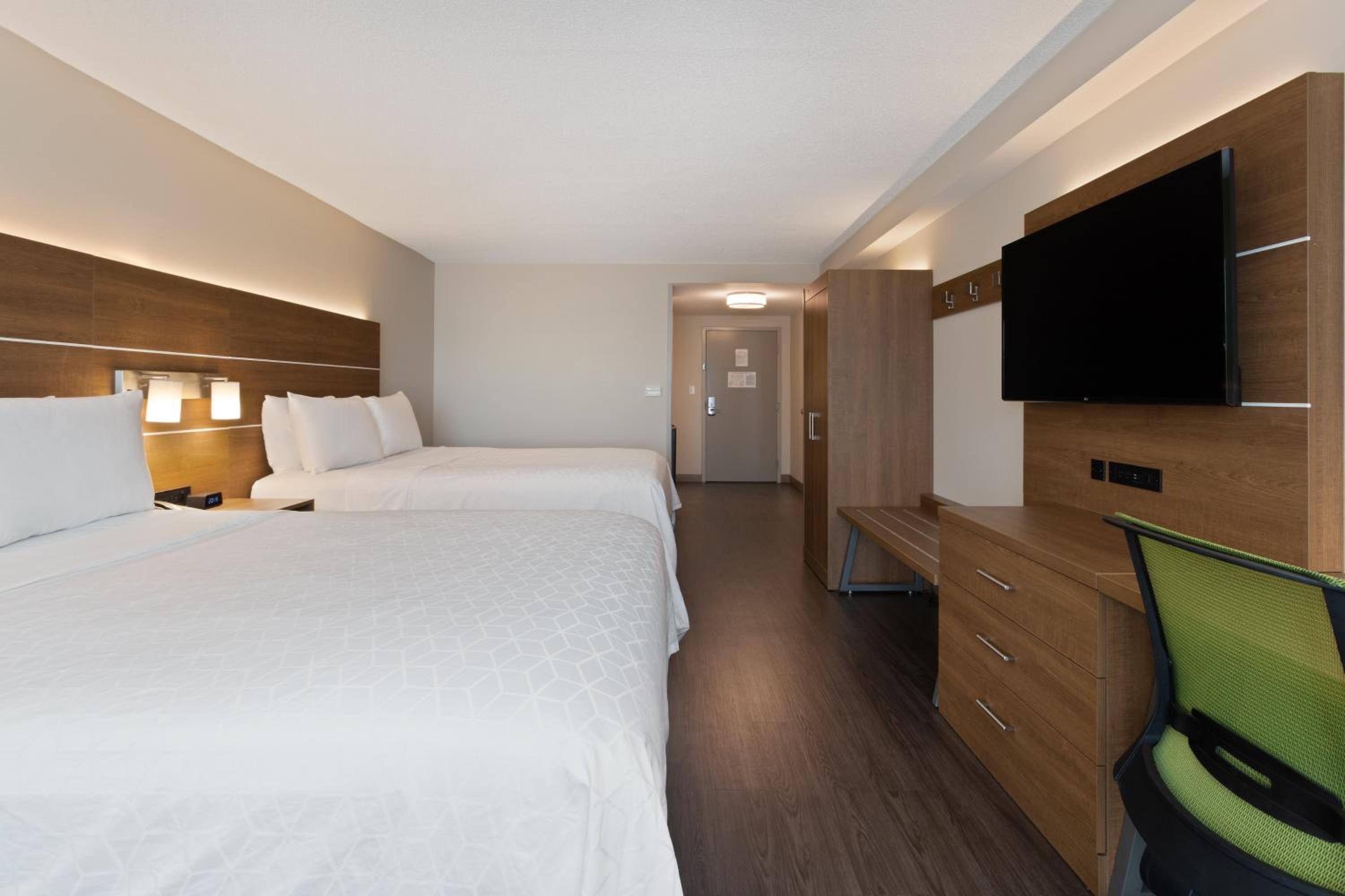 Standard Queen Room with Two Queen Beds and Bath/Shower - Photo 4