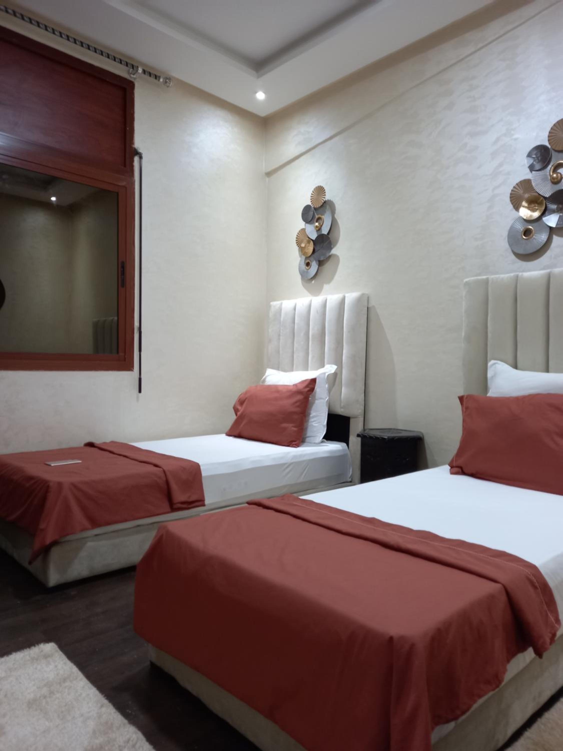 Large Twin Room - Photo 3
