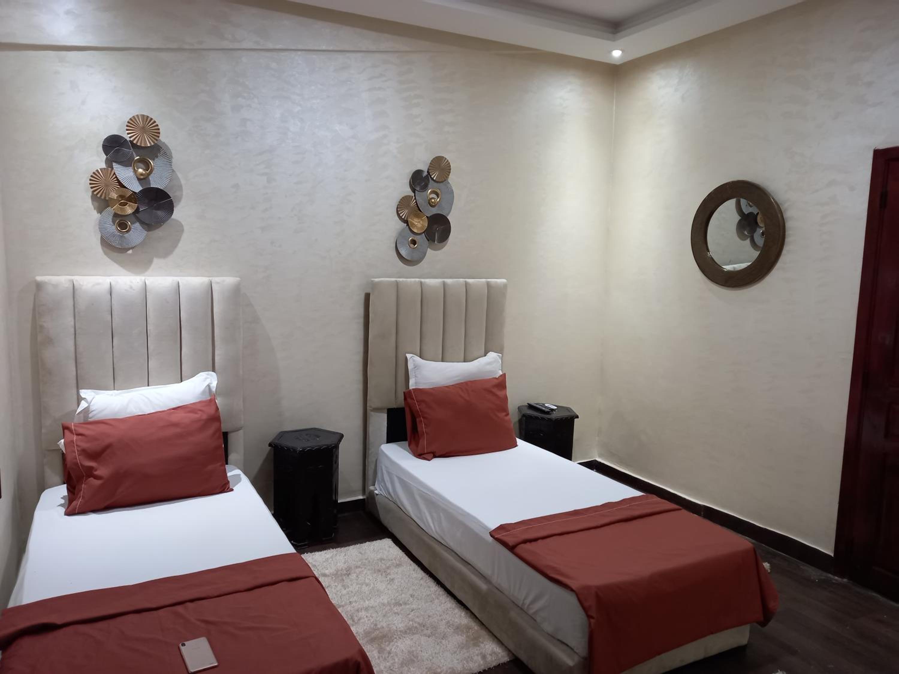 Large Twin Room - Photo 4