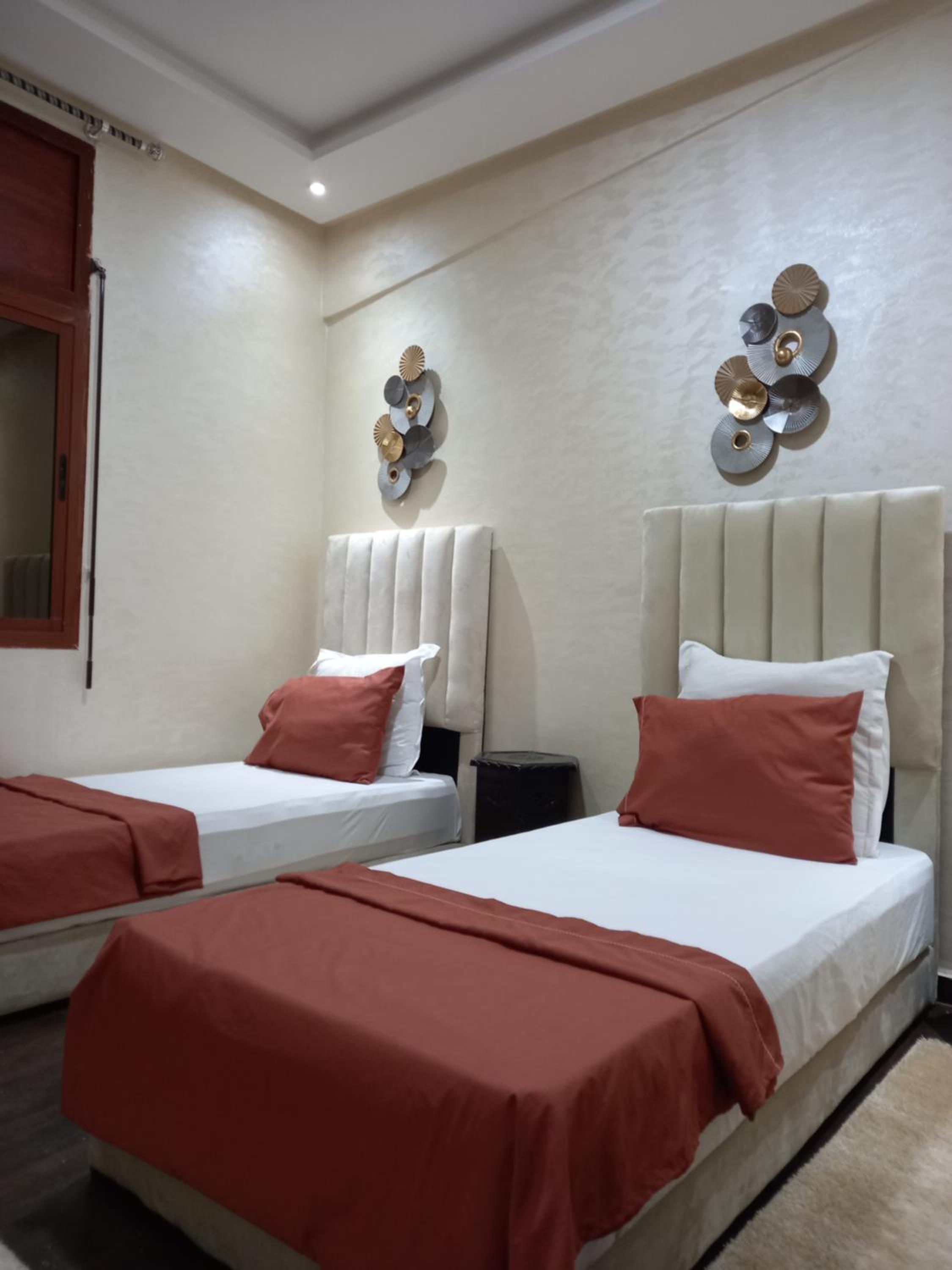 Large Twin Room - Photo 5
