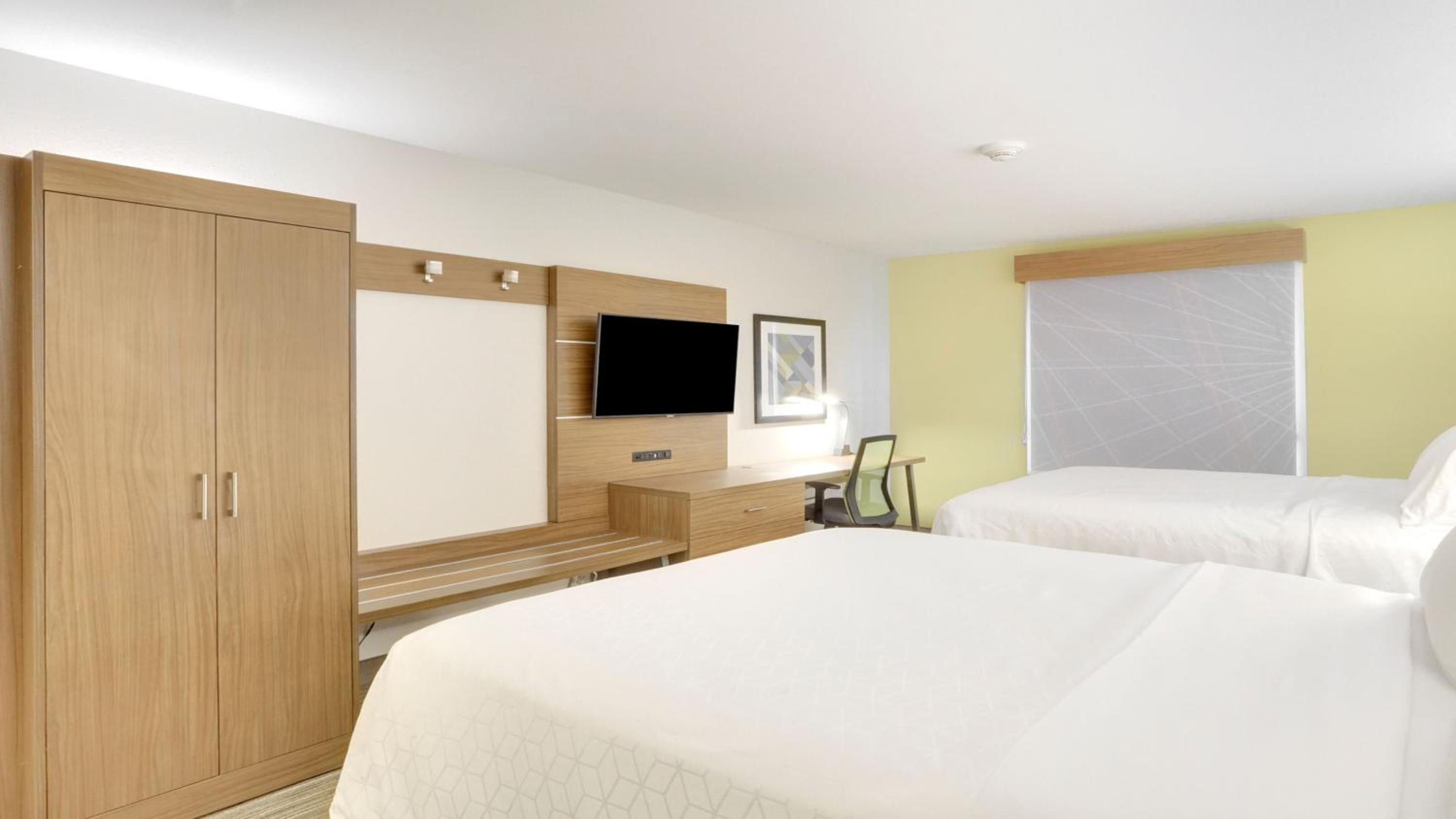Standard Room with Two Queen Beds - Photo 2