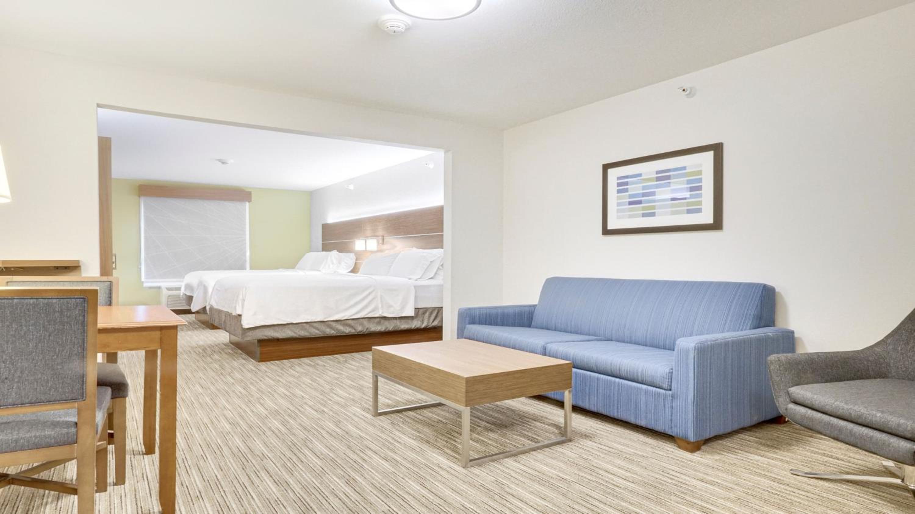 Queen Suite with Two Queen Beds - Photo 3