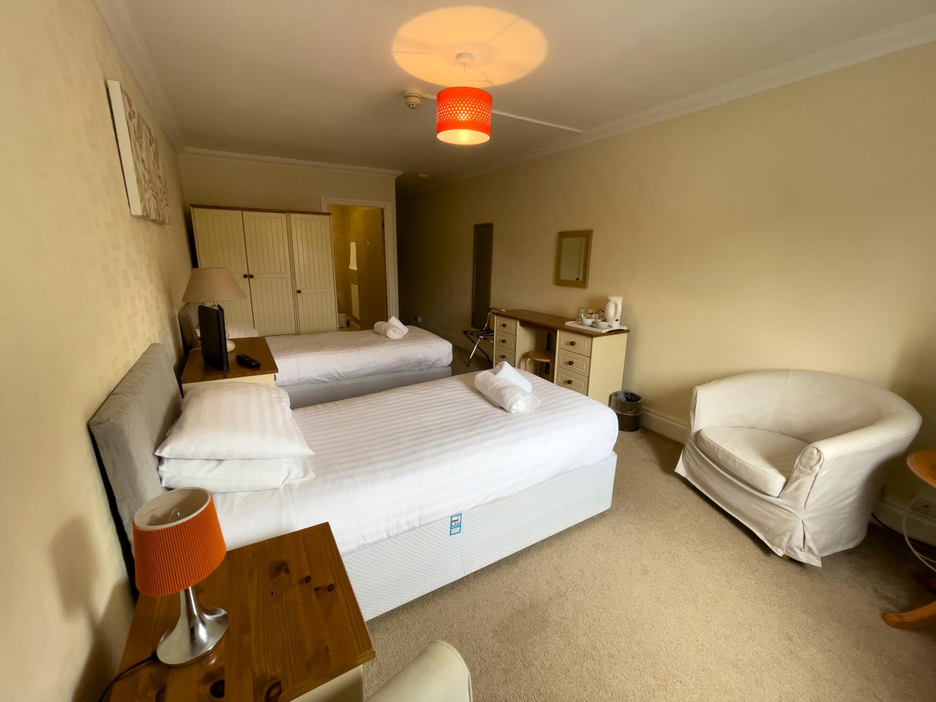 Large Twin Room - Photo 2