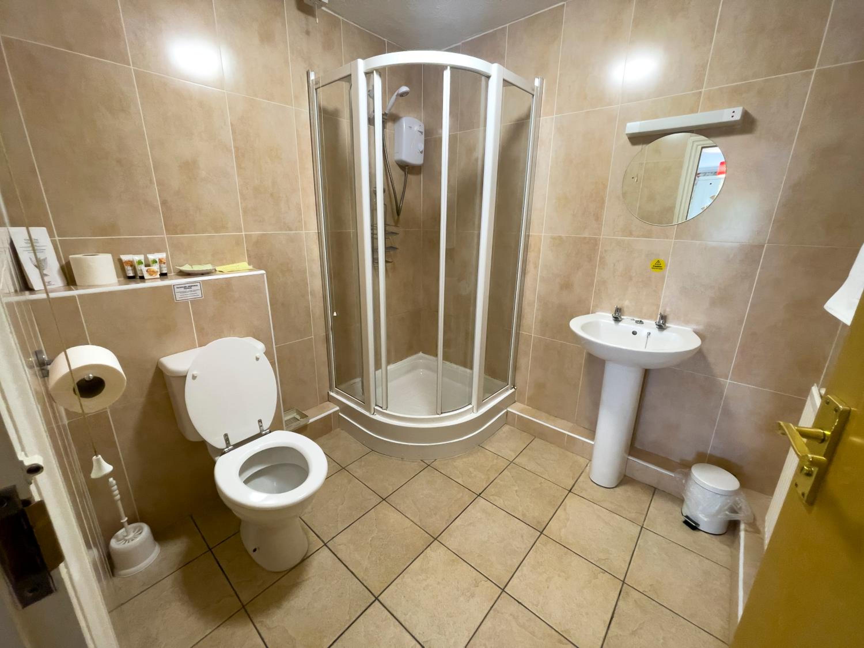 Large Twin Room - Photo 3