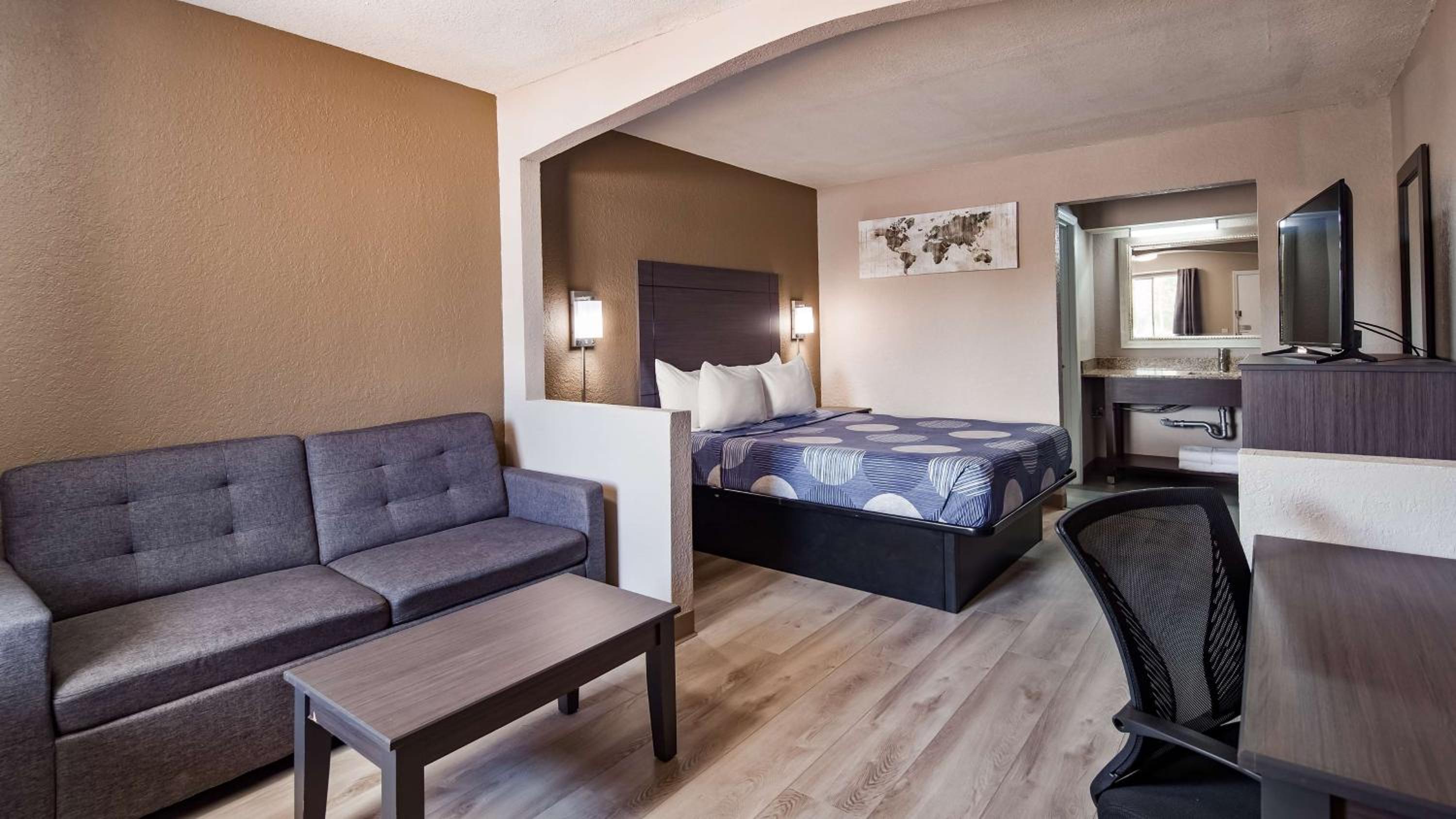 Queen Room with Sofa Bed - Photo 1