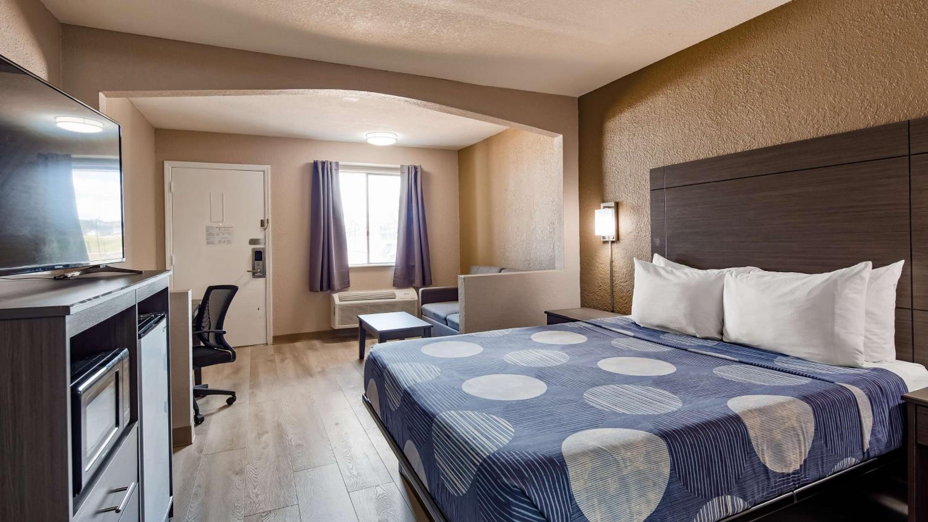 King Room with Sofa Bed - Photo 1