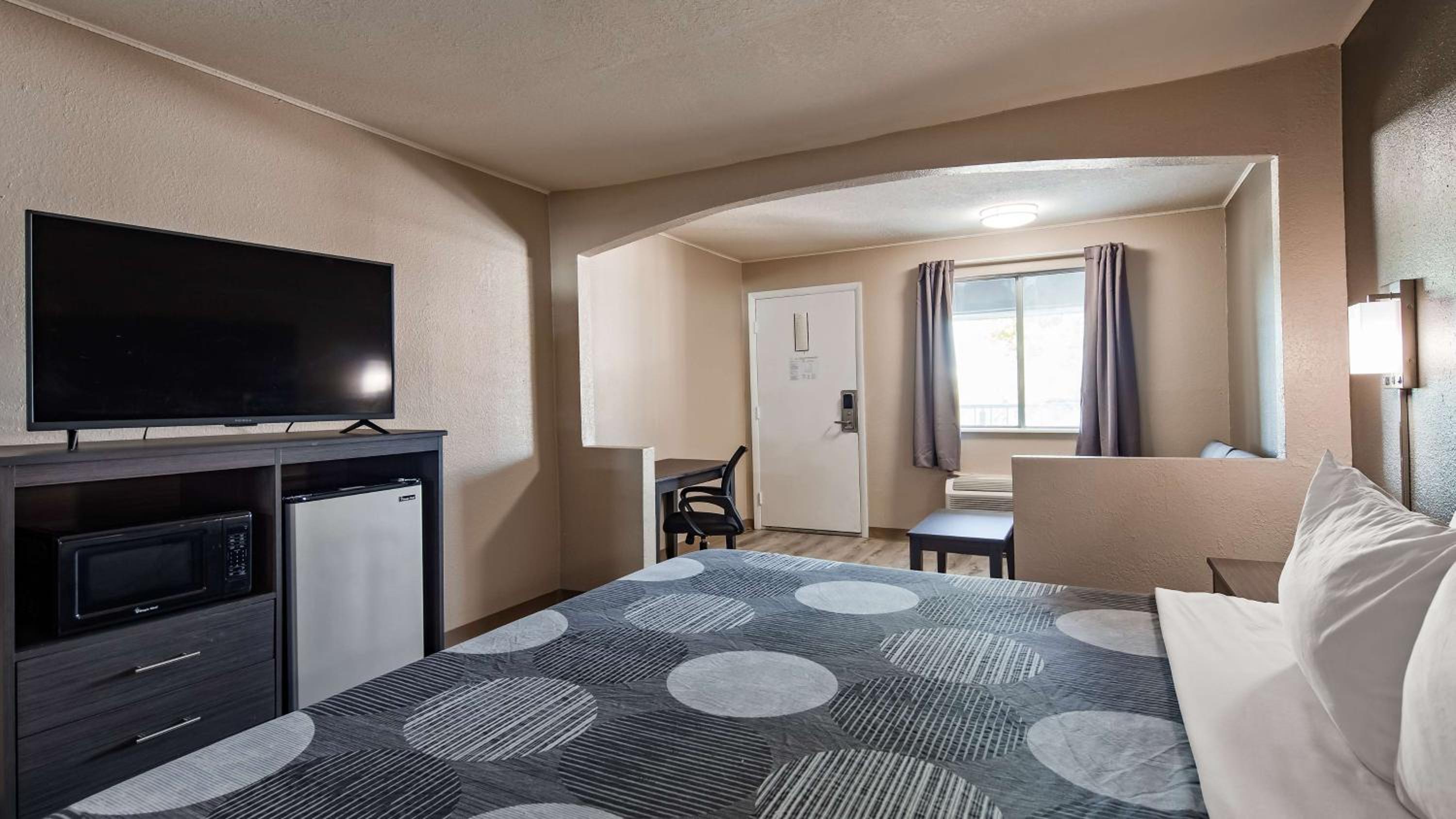 King Room with Sofa Bed - Photo 4