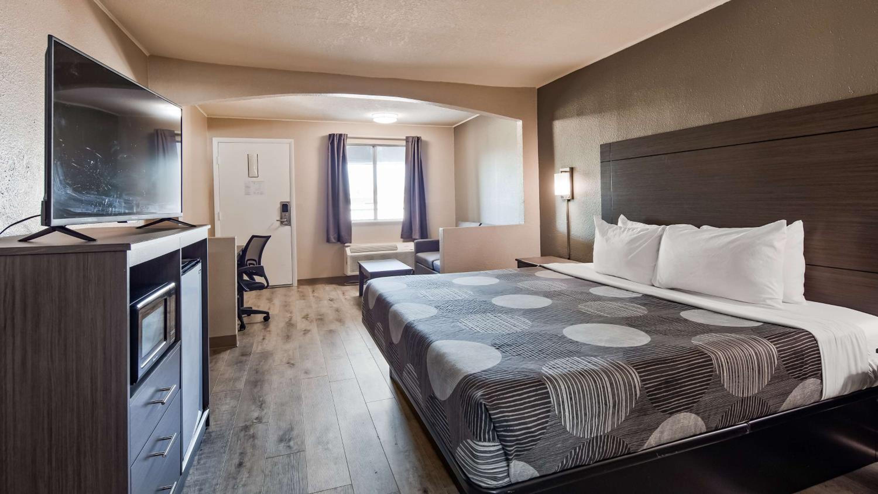 King Room with Sofa Bed - Photo 3