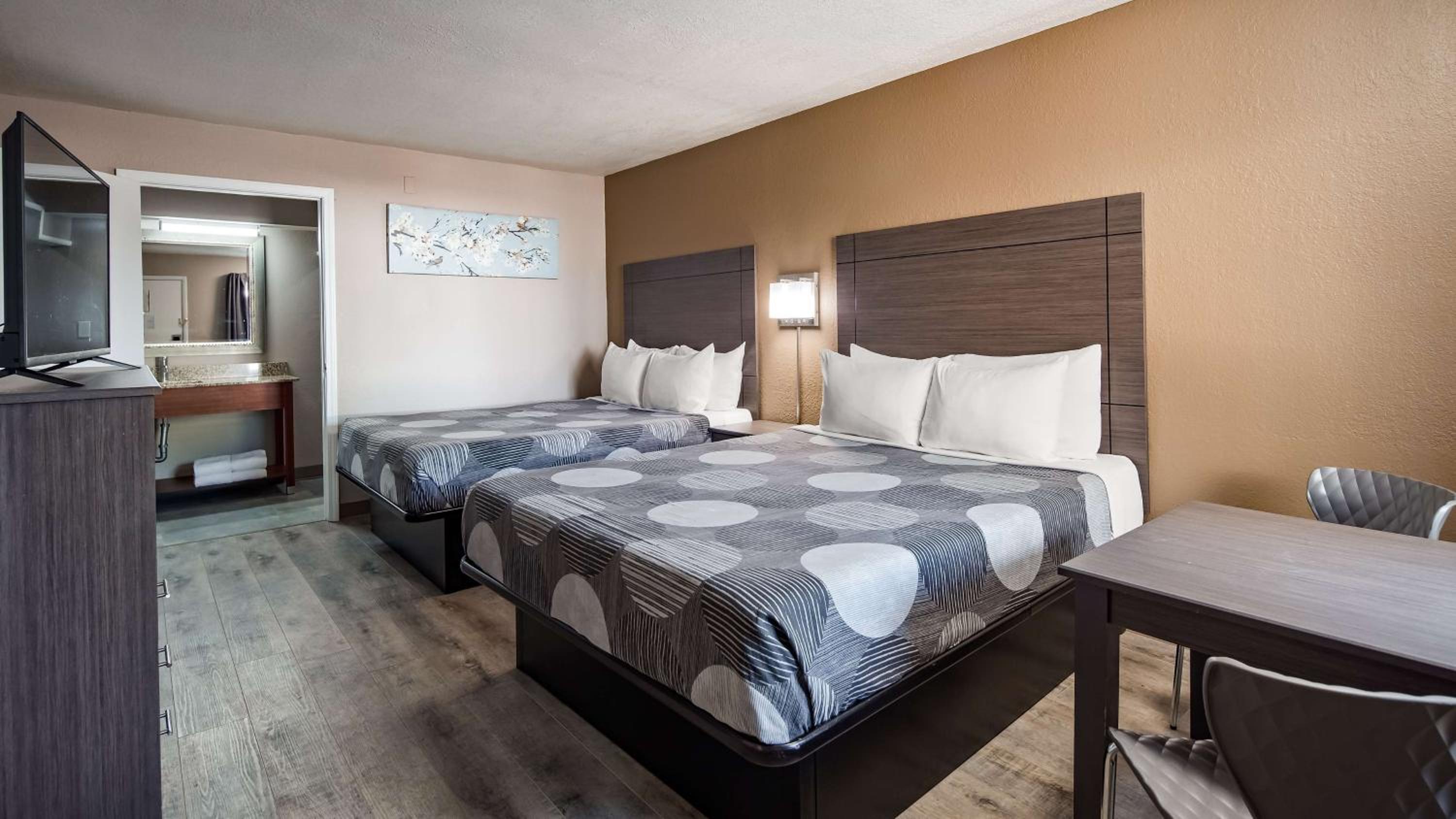 Queen Room with Two Queen Beds - Photo 1