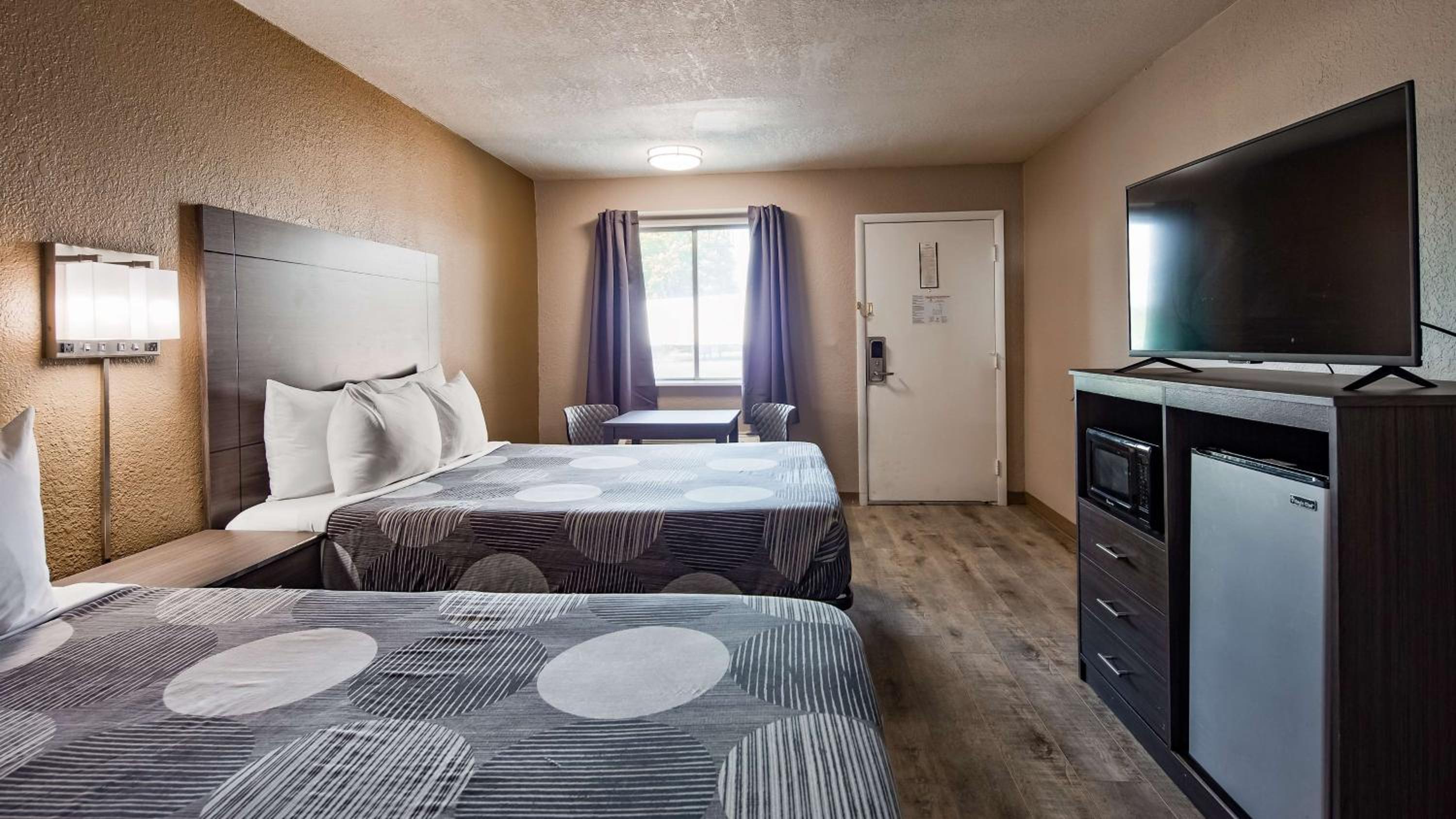 Queen Room with Two Queen Beds - Photo 5