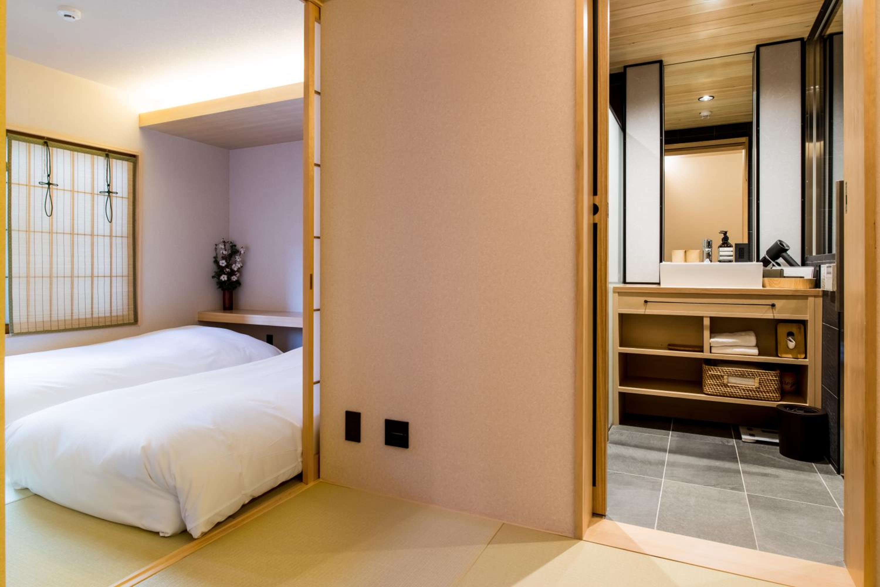 Twin Room with Bathroom photo 3