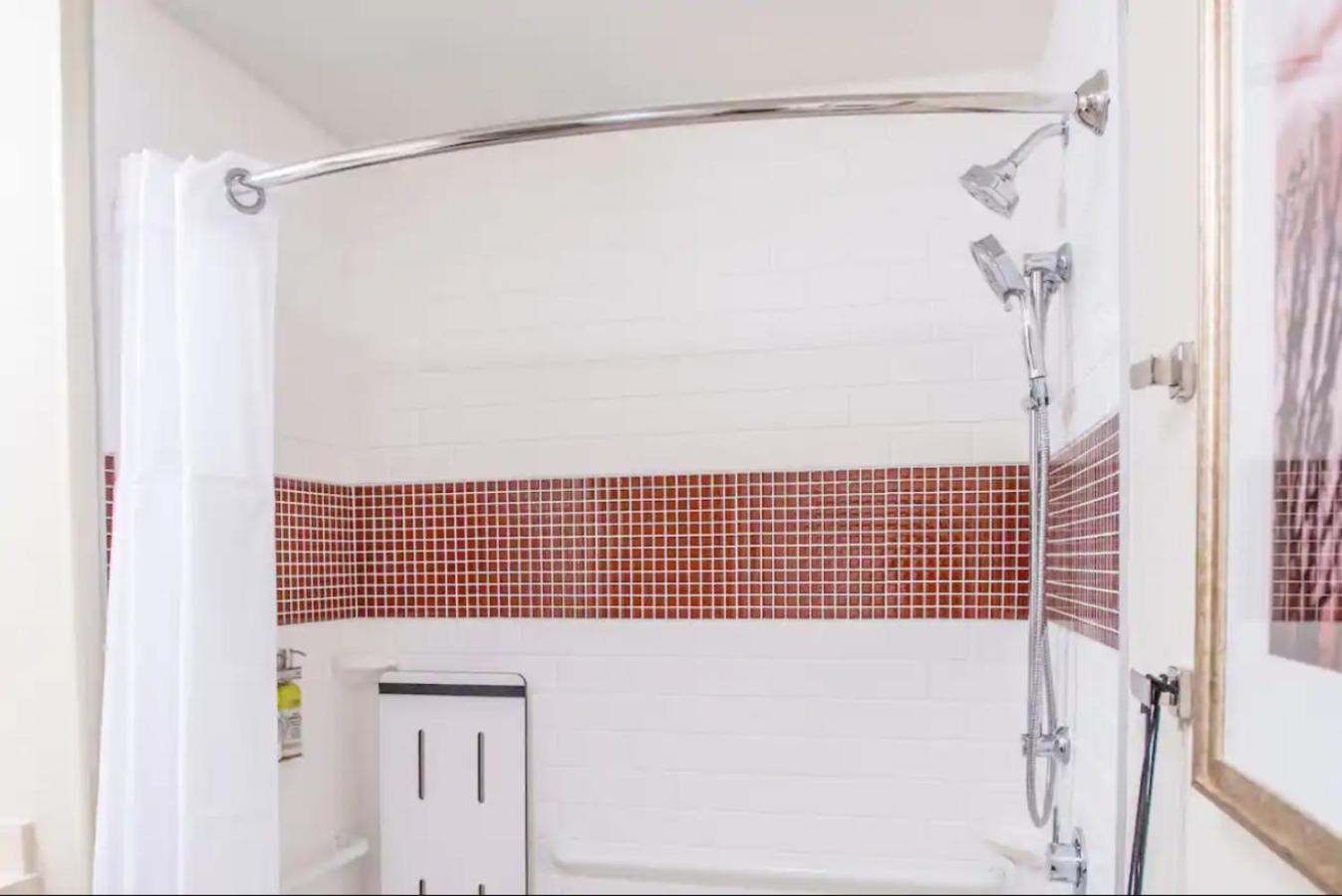 One-Bedroom King Suite with Communications Accessible Roll-In Shower