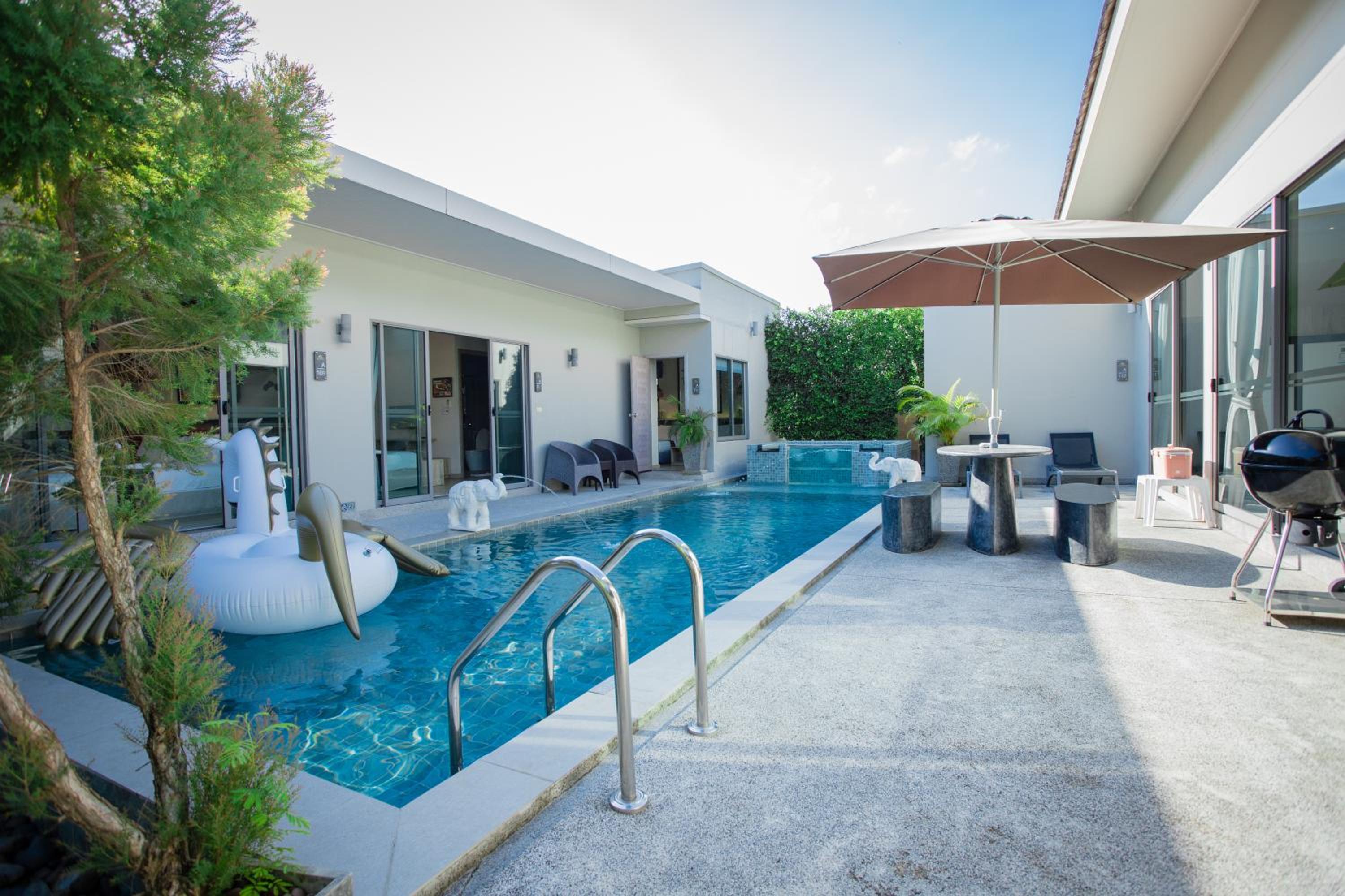 Villa with Private Pool - Photo 8