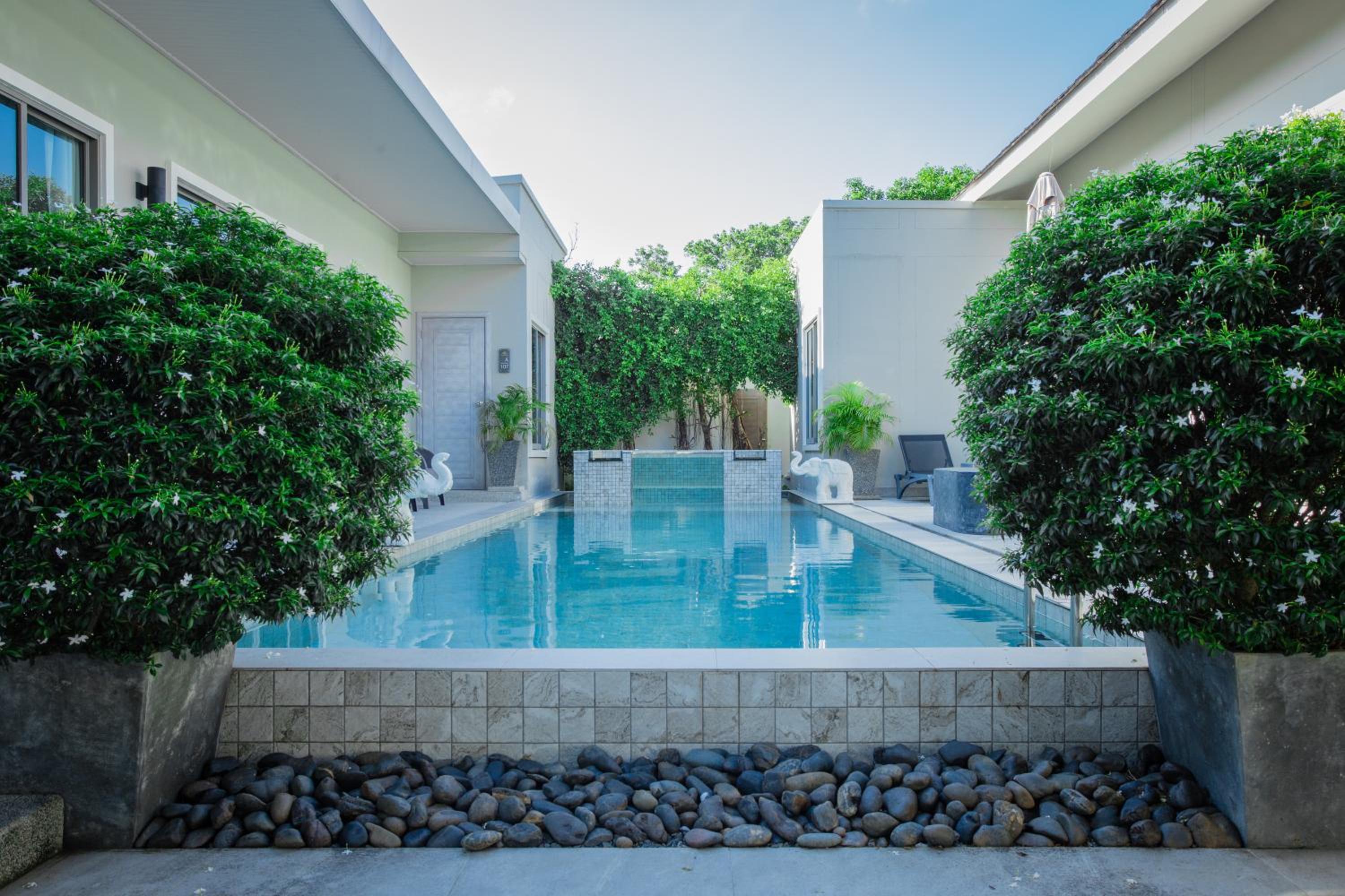 Villa with Private Pool - Photo 2