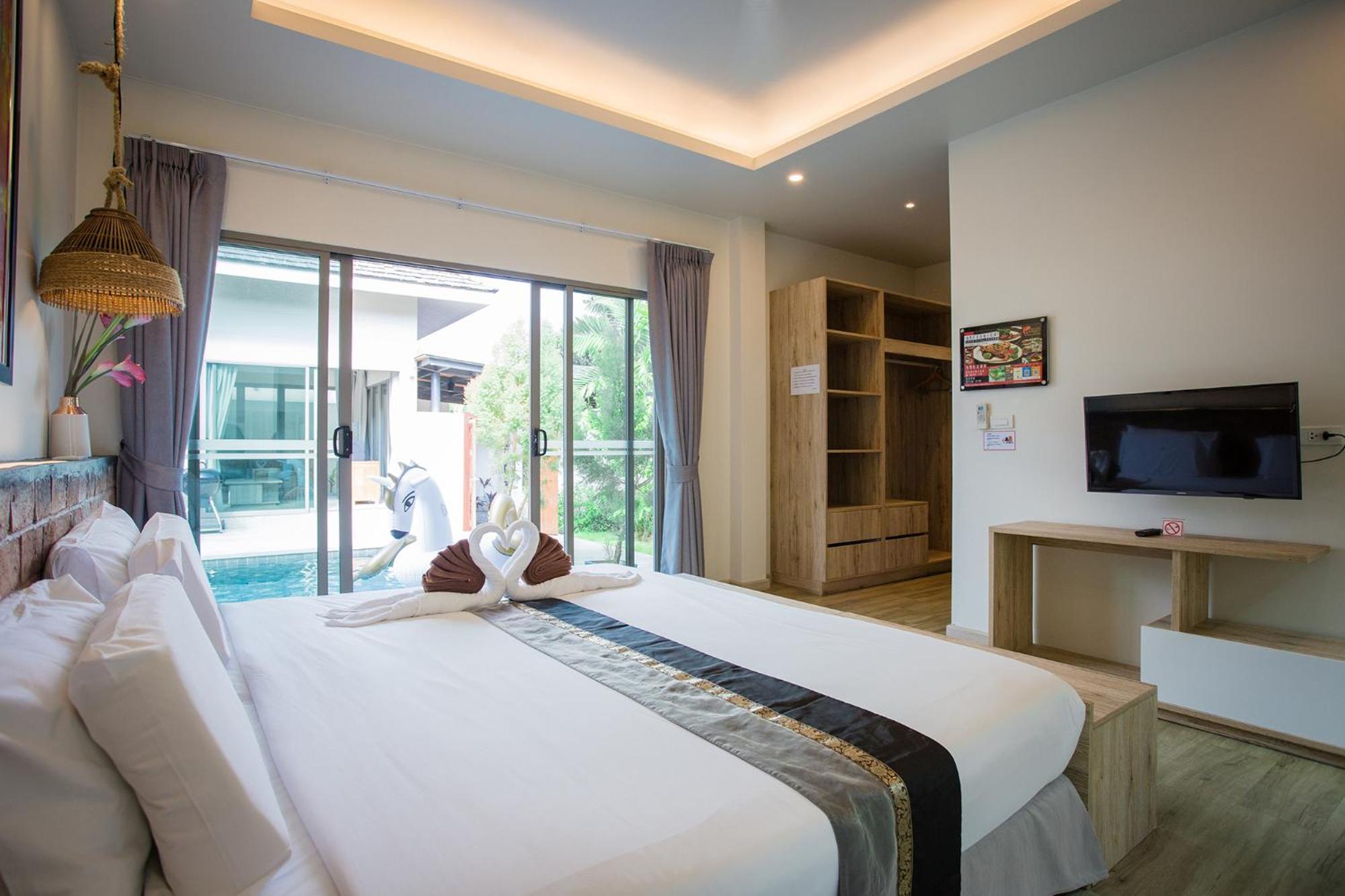Villa with Private Pool - Photo 34