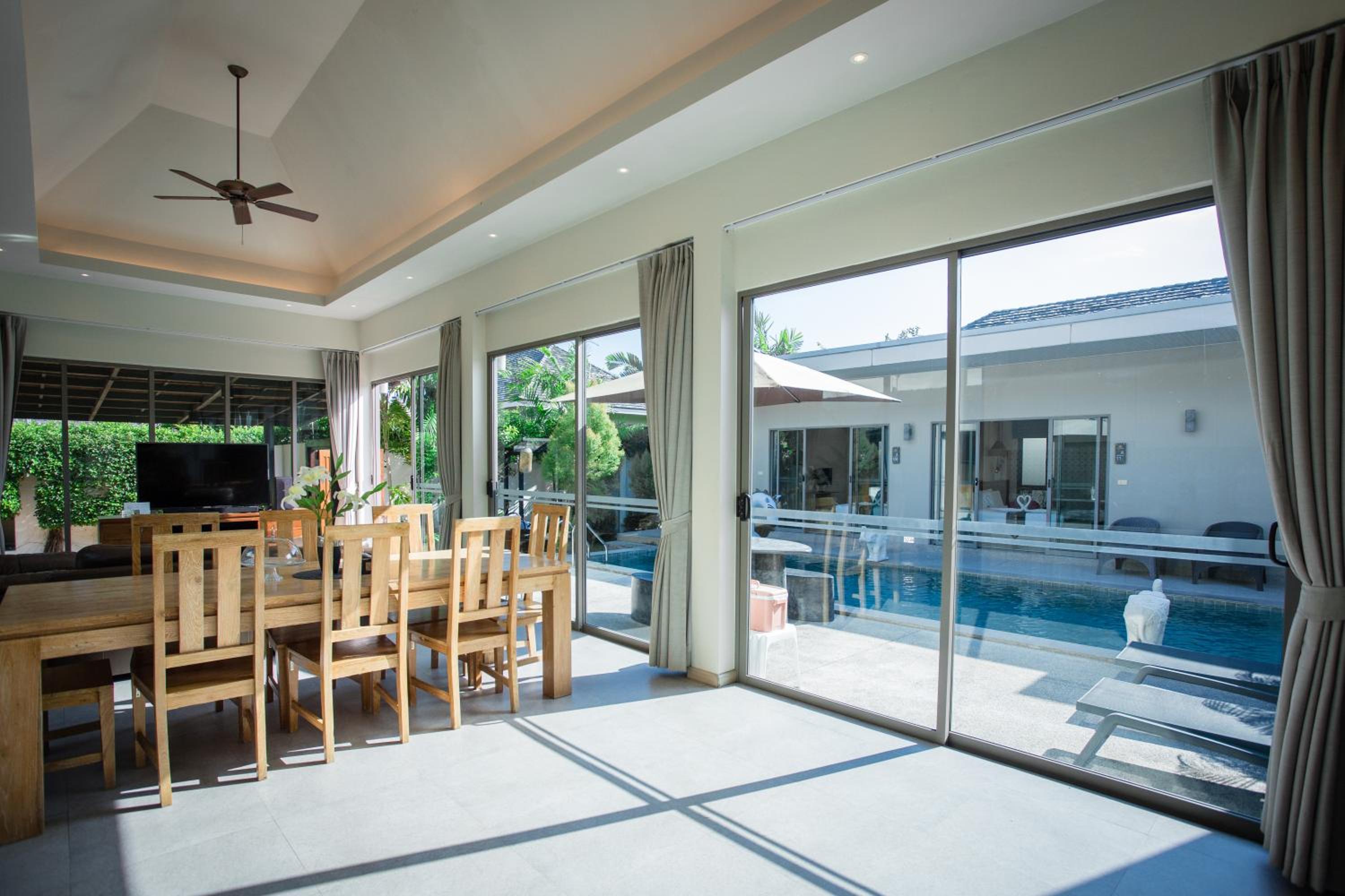 Villa with Private Pool - Photo 23
