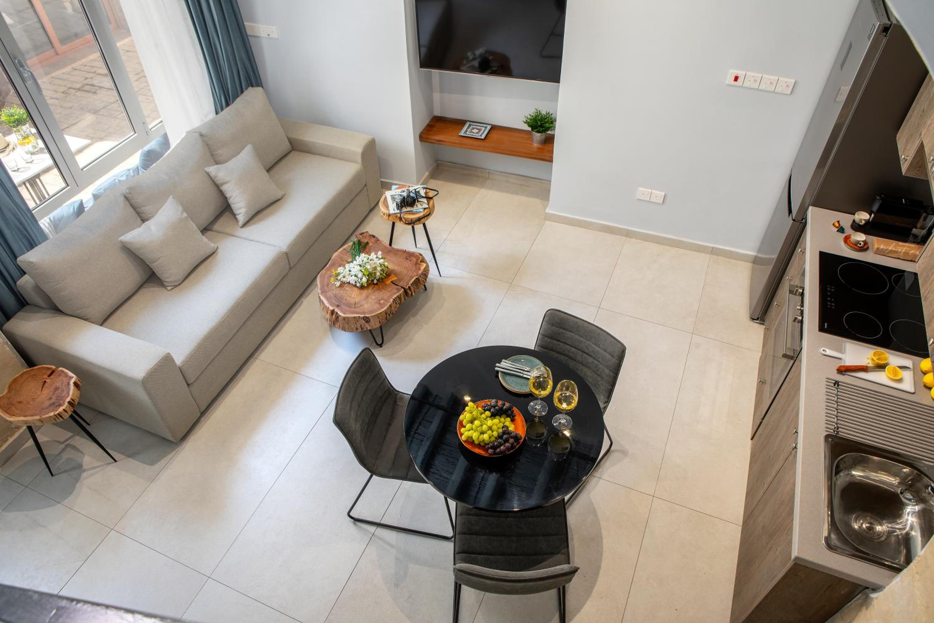 Apartment photo 2