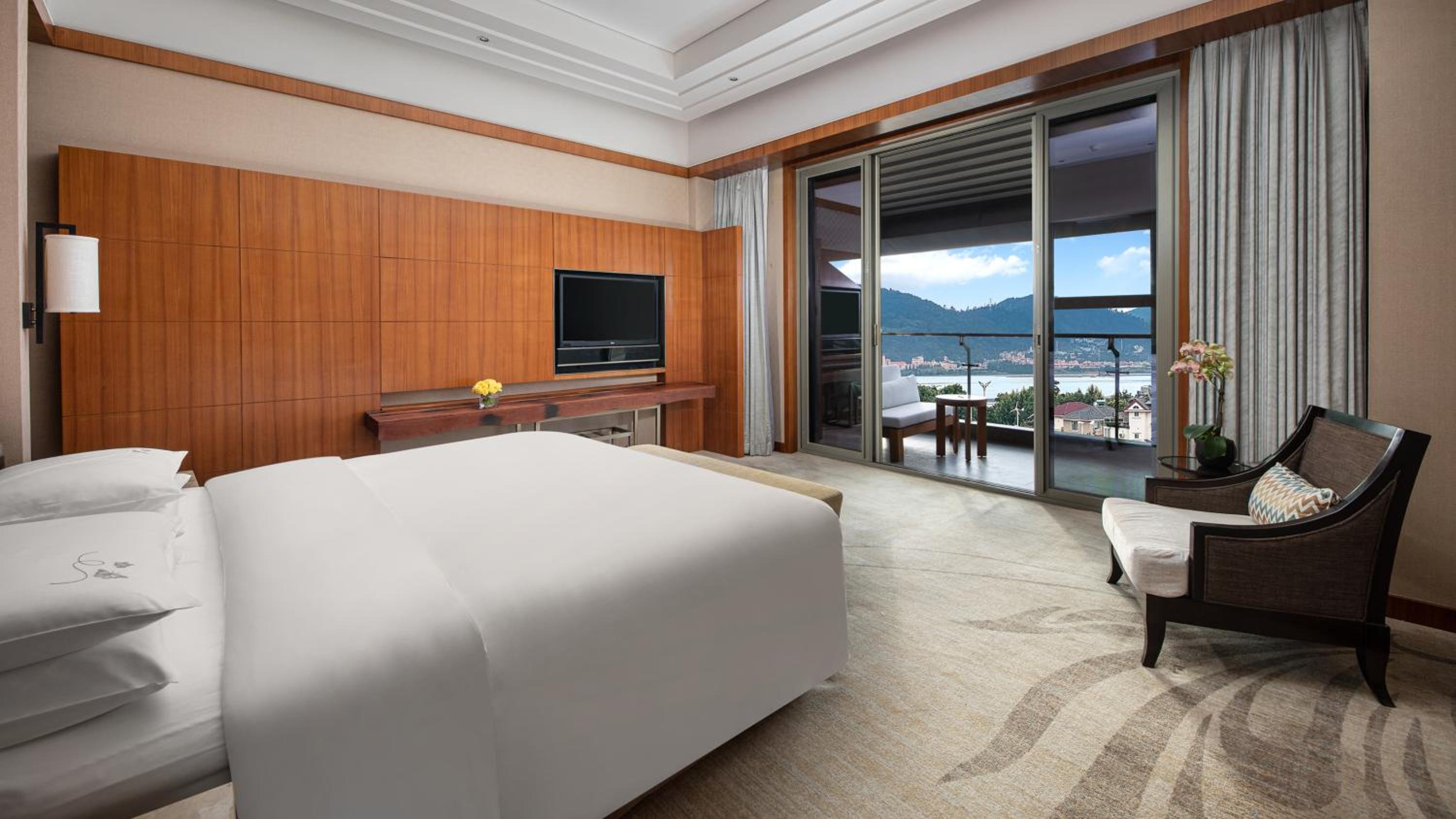 Premium King Room - Club Lounge Access thumbnail 6