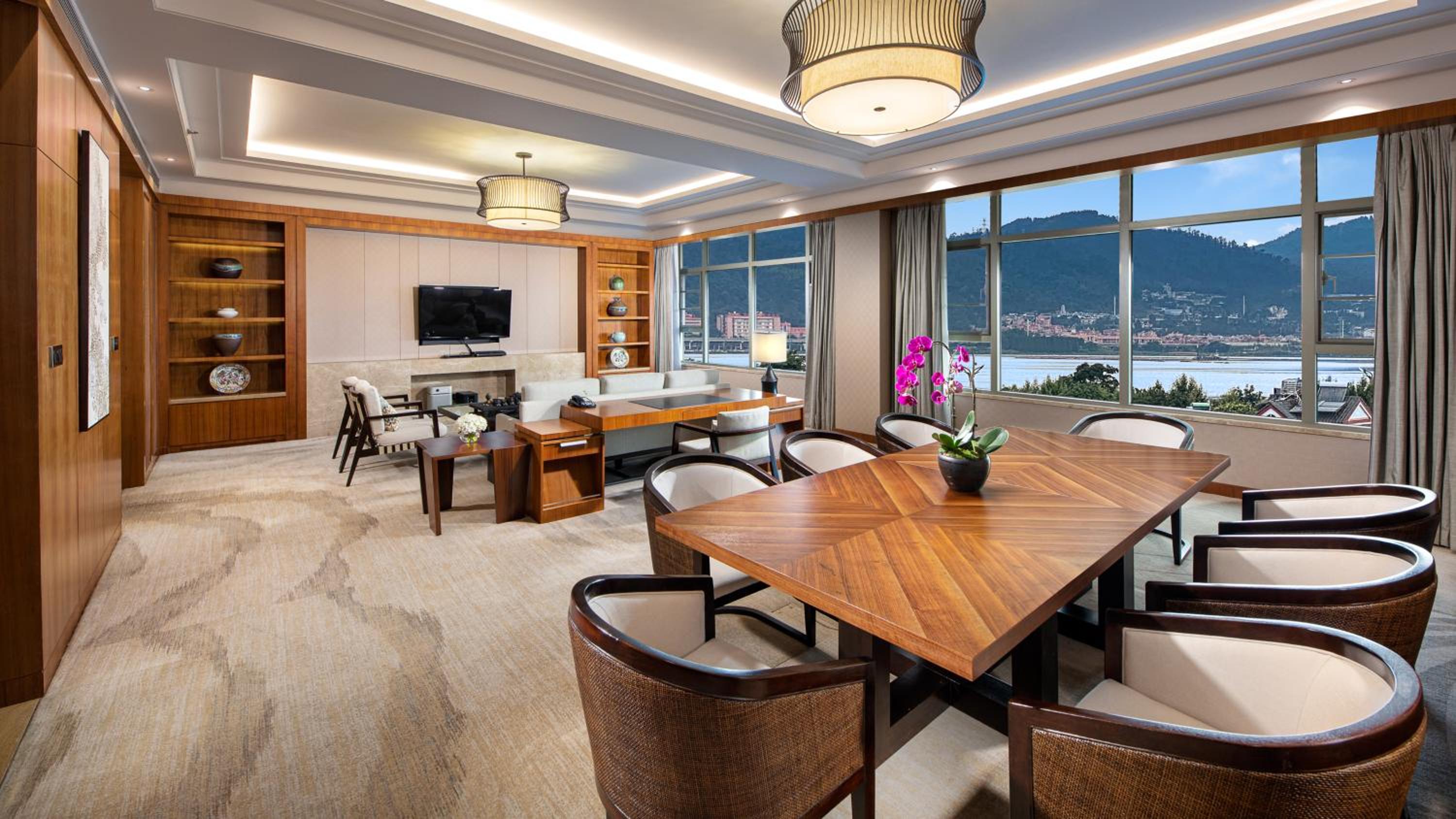 One-Bedroom King Suite with Lake View thumbnail 5